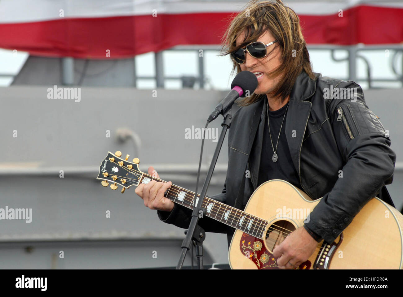 080412-N-5330G-692, Norfolk en Virginie (12 avril 2008), Billy Ray Cyrus, l'hôte de NBC's "Nashville Star, effectue des à bord du navire d'assaut amphibie USS Iwo Jima (DG 7) pour les militaires et les employés du département. Les auditions ont eu lieu à bord du navire pour la nouvelle saison et séquences de l'événement sera diffusé au cours de la 'Nashville Star' épisode d'ouverture. U.S. Navy photo by Mass Communication Specialist 2e classe Matthew D. Leistikow (libéré) Billy Ray Cyrus 2 Banque D'Images