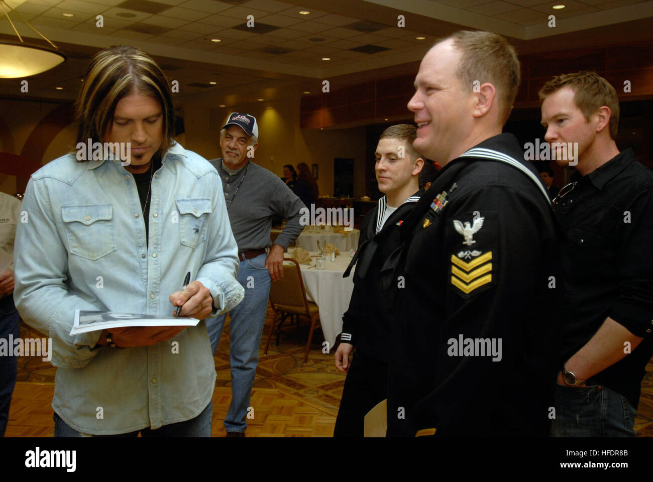 080412-N-5330G-533, Norfolk en Virginie (12 avril 2008), Billy Ray Cyrus, l'hôte de NBC's "Nashville Star", signe un autographe à bord du navire d'assaut amphibie USS Iwo Jima (DG 7) pour l'Aviation Mécanicien structurels (Équipement) 1re classe Gary Buckaloo, un marin qui est à l'écoute pour la nouvelle saison. Images du casting du film à bord d'Iwo Jima sera diffusée au cours de la 'Nashville Star' épisode d'ouverture. U.S. Navy photo by Mass Communication Specialist 2e classe Matthew D. Leistikow (libéré) Billy Ray Cyrus 3 Banque D'Images