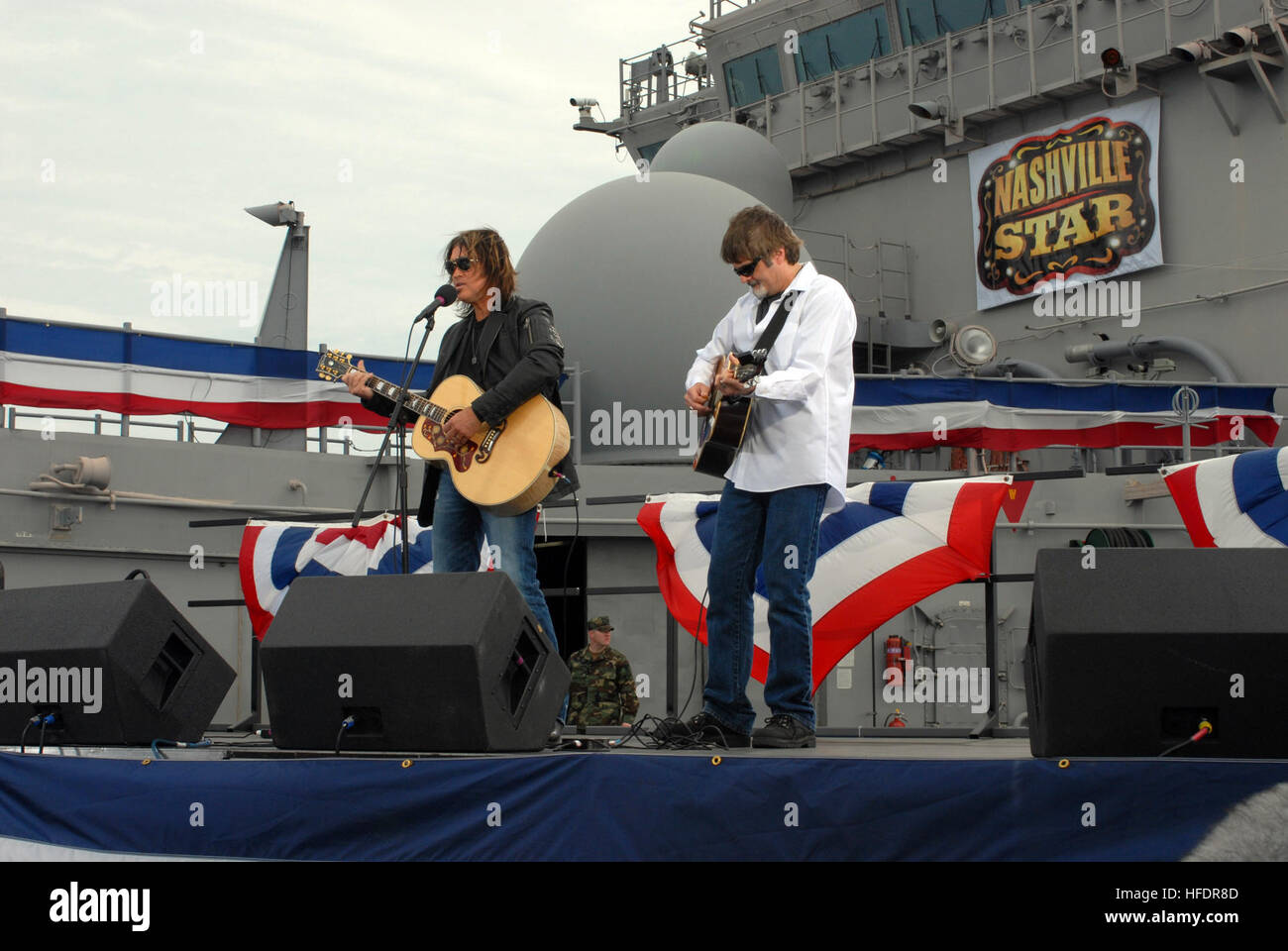 080412-N-3595W-676 NORFOLK, Virginie (12 avril 2008), Billy Ray Cyrus, l'hôte de NBC's "Nashville Star", au cours de l'audition ouverte effectue le tournage de la nouvelle saison à bord du navire d'assaut amphibie USS Iwo Jima (DG 7). Séquences vidéos de l'événement sera diffusé au cours de la 'Nashville Star' épisode d'ouverture. U.S. Navy photo by Mass Communication Specialist 3rd Class Wollman (GINA) Parution Avril 2008 Billy Ray Cyrus Banque D'Images