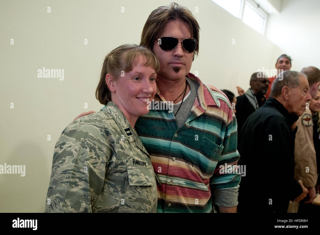 091214-N-0696M-179 Musicien Billy Ray Cyrus pose pour des photos avec des soldats au premier arrêt sur l'USO 2009 Maison de Vacances Visite des troupes à Kaboul, Afghanistan, le 14 décembre 2009. Le SMA de la marine. Mike Mullen, chef d'état-major interarmées et sa femme Deborah se félicite de star de tennis Anna Kournikova, le comédien Dave Attell et coach de tennis Nicholas Bollettiere et sur la visite des troupes en Afghanistan, l'Iraq et l'Allemagne. (Photo du département de la communication de masse en 1ère classe Spécialiste Tchad J. McNeeley/libérés) Billy Ray Cyrus 20093 Banque D'Images