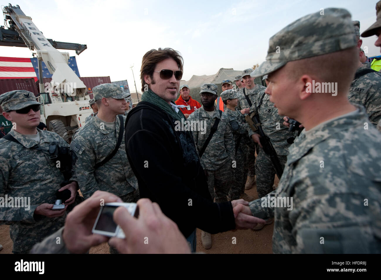 091219-N-0696M-357 Musicien Billy Ray Cyrus accueille des troupes en Iraq, Al-Asad, le 19 décembre 2009. Le SMA de la marine. Mike Mullen, chef d'état-major interarmées en Iraq, le 19 décembre 2009. Le SMA de la marine. Mike Mullen, chef d'état-major interarmées et sa femme Deborah sont l'hôte de la maison de l'USO Visite des troupes avec star de tennis Anna Kournikova, le comédien Dave Attell, coach de tennis Nicholas Bollettiere visitant ses troupes en Afghanistan, l'Iraq et l'Allemagne. (Photo du département de la communication de masse en 1ère classe Spécialiste Tchad J. McNeeley/libérés) Billy Ray Cyrus 20094 Banque D'Images
