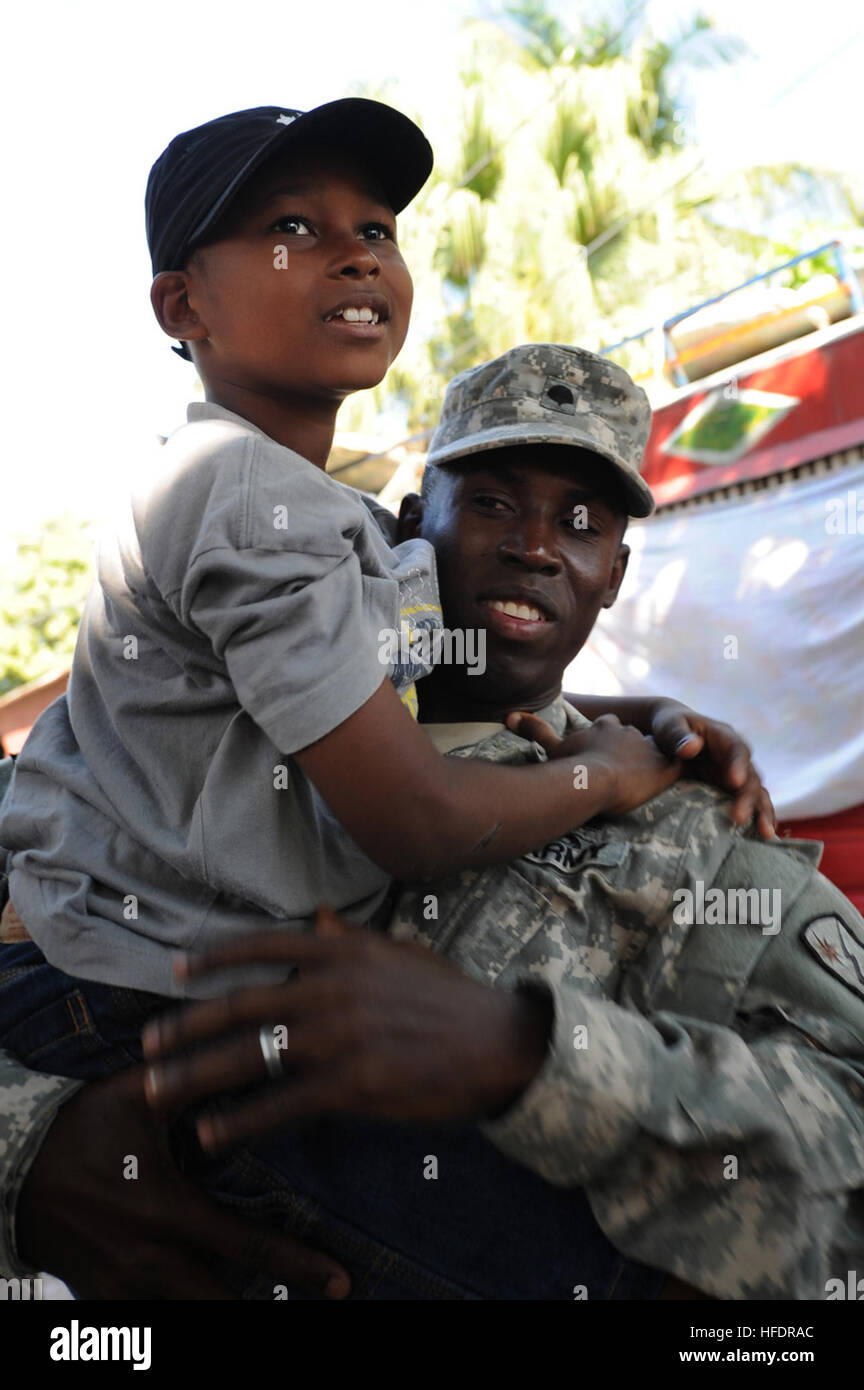 Le caporal de l'armée américaine. Cadeus Robinson, de la 45e Brigade de soutien hors de Schofield Barracks, Missouri, tient son fils de neuf ans à Delmas, Haïti, le 31 janvier 2010. Le garçon est un survivant de la 7.0-magnitude tremblement de terre qui a frappé Haïti le 12 janvier 2010. Le ministère de la défense et de l'Agence américaine pour le développement international sont en Haïti Appui à l'opération réponse unifiée, une multinationale, joint-exploitation des services à fournir une aide humanitaire aux Haïtiens touchés par le séisme. (Photo du département de la communication de masse en 2e classe Spécialiste Todd Frantom s U.S. Navy/libérés) 100131-N-1810F-297 (4 Banque D'Images Le caporal de l'armée américaine. Cadeus Robinson, de la 45e Brigade de soutien hors de Schofield Barracks, Missouri, tient son fils de neuf ans à Delmas, Haïti, le 31 janvier 2010. Le garçon est un survivant de la 7.0-magnitude tremblement de terre qui a frappé Haïti le 12 janvier 2010. Le ministère de la défense et de l'Agence américaine pour le développement international sont en Haïti Appui à l'opération réponse unifiée, une multinationale, joint-exploitation des services à fournir une aide humanitaire aux Haïtiens touchés par le séisme. (Photo du département de la communication de masse en 2e classe Spécialiste Todd Frantom s U.S. Navy/libérés) 100131-N-1810F-297 (4 Banque D'Images