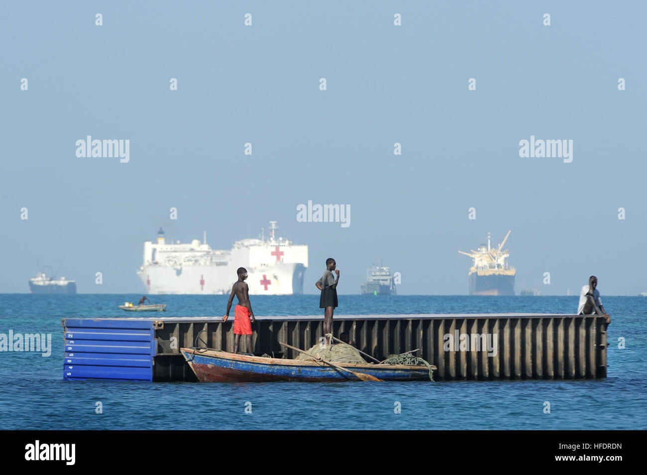 Les haïtiens se réunissent sur une barge à Delmas, Haïti, le 1 février 2010, où le navire-hôpital USNS Comfort (T-AH 20) est ancré au large de la côte offrant de l'aide médicale aux résidents touchés par un tremblement de terre. Le ministère de la défense et de l'Agence américaine pour le développement international sont en Haïti Appui à l'opération réponse unifiée, une multinationale, joint-exploitation des services à fournir une aide humanitaire aux Haïtiens touchés par le tremblement de terre de magnitude 7,0 qui a frappé la région le 12 janvier 2010. (Photo du département de la communication de masse en 2e classe Spécialiste Todd Frantom s U.S. Navy/libérés) 100202-N-1810F-163 (432 Banque D'Images Les haïtiens se réunissent sur une barge à Delmas, Haïti, le 1 février 2010, où le navire-hôpital USNS Comfort (T-AH 20) est ancré au large de la côte offrant de l'aide médicale aux résidents touchés par un tremblement de terre. Le ministère de la défense et de l'Agence américaine pour le développement international sont en Haïti Appui à l'opération réponse unifiée, une multinationale, joint-exploitation des services à fournir une aide humanitaire aux Haïtiens touchés par le tremblement de terre de magnitude 7,0 qui a frappé la région le 12 janvier 2010. (Photo du département de la communication de masse en 2e classe Spécialiste Todd Frantom s U.S. Navy/libérés) 100202-N-1810F-163 (432 Banque D'Images