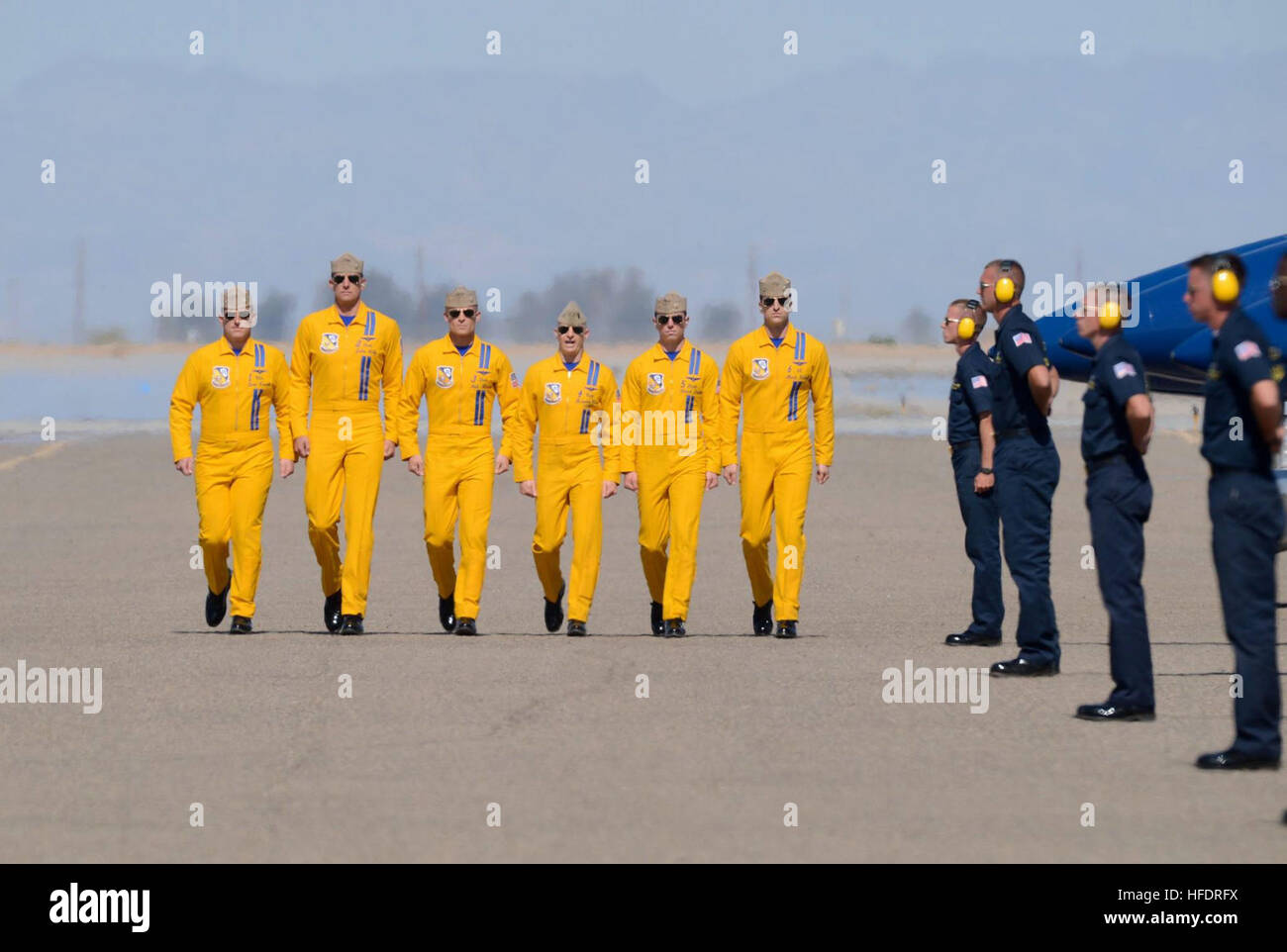 140315-N-ZZ999-001 EL CENTRO, ca. (Mar. 15, 2014) Les pilotes de jet Blue  Angels -- le port de 'Retour' gold des combinaisons de vol -- commencer  leur marche avant le vol vers le