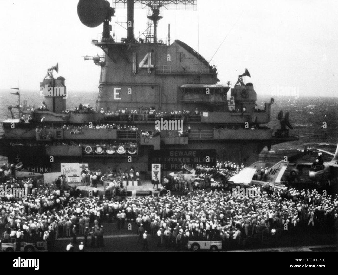 Bob Hope voir USS Ticonderoga (CVA-14) Le Vietnam en décembre 1965 Banque D'Images