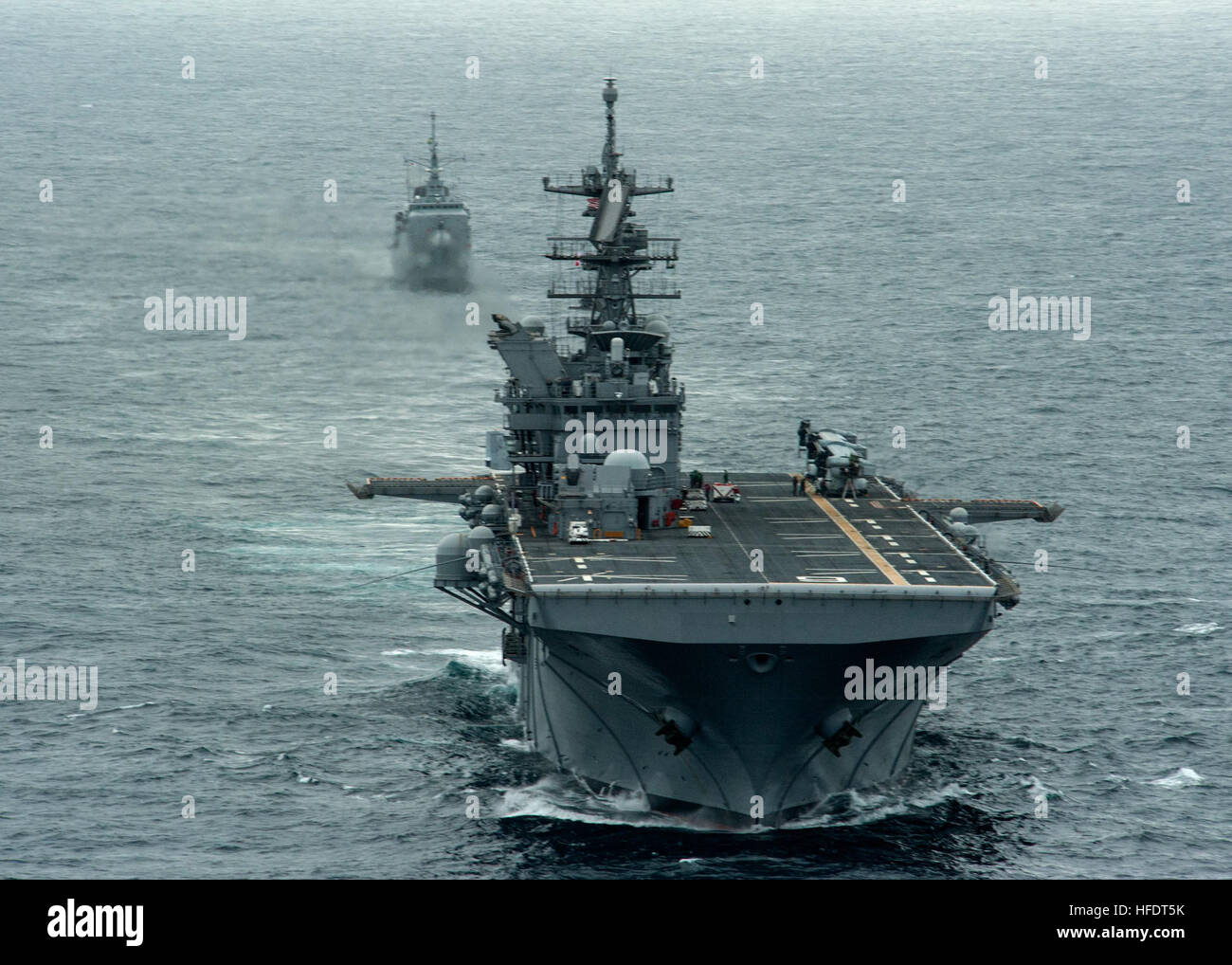 140809-N-AC979-271 OCÉAN ATLANTIQUE (16 août 2000 9, 2014) l'avenir d'assaut amphibie USS America (LHA 6) est en cours avec la frégate de la marine brésilienne BNS União (F 45). États-unis et les marines brésiliennes participent à des exercices bilatéraux de formation, échanges d'officiers et cadres supérieurs Engagement pendant la visite du port du navire à Rio de Janeiro, Brésil. L'Amérique est en ce moment en voyageant à travers le Commandement Sud des États-Unis et 4ème Flotte américaine zone de responsabilité pour son premier transit, "l'Amérique visite le continent américain." Le navire sera mise en service d'au 11 octobre à San Francisco. (U.S. Marine p Banque D'Images