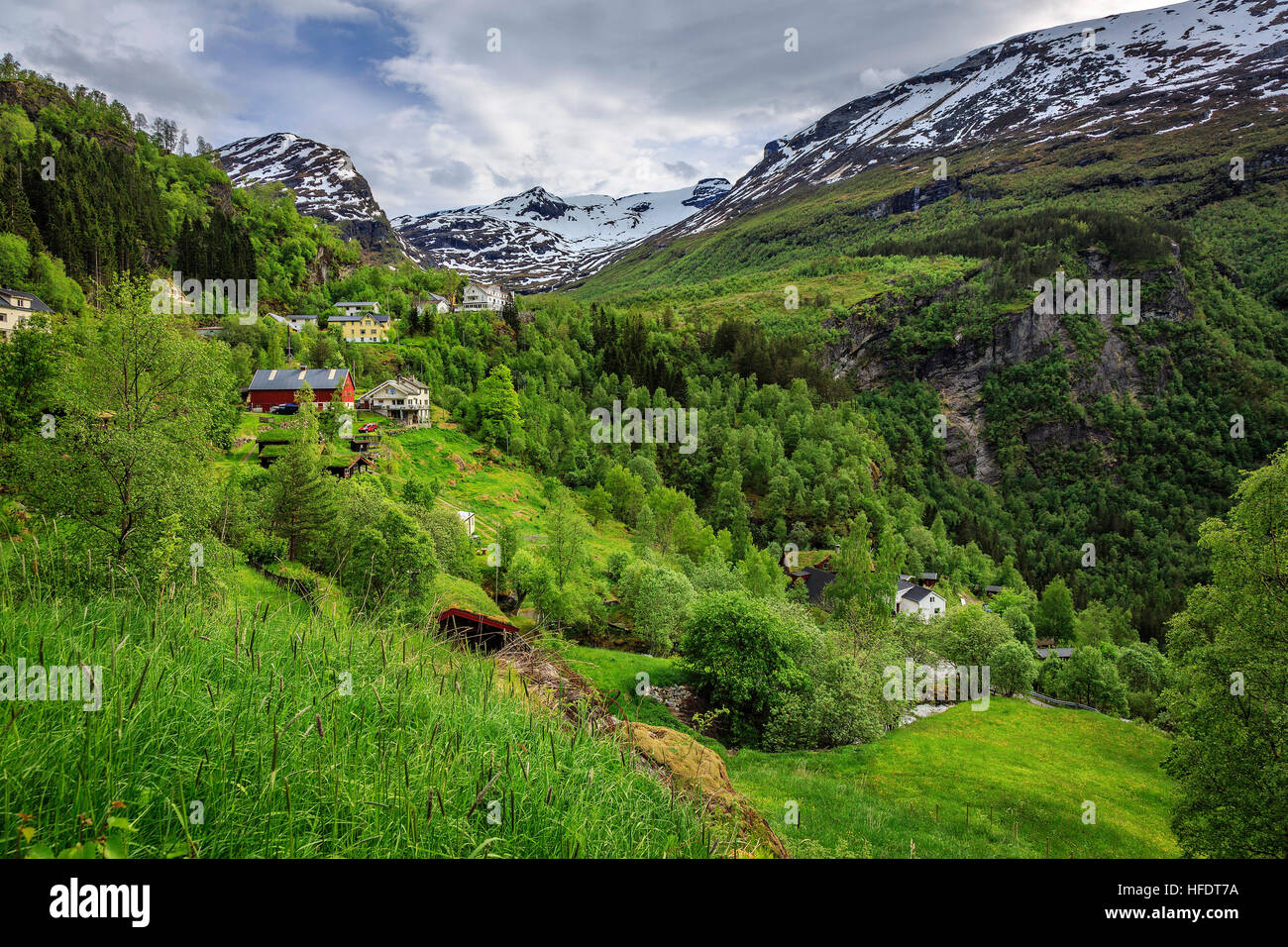 Maisons perchées sur les pentes abruptes de la début de la fjord de Geiranger, Norvège. Banque D'Images