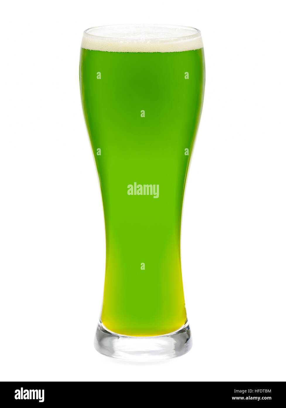 Grand verre de bière verte à selebrate le jour de rue Patrick isolé sur fond blanc Banque D'Images