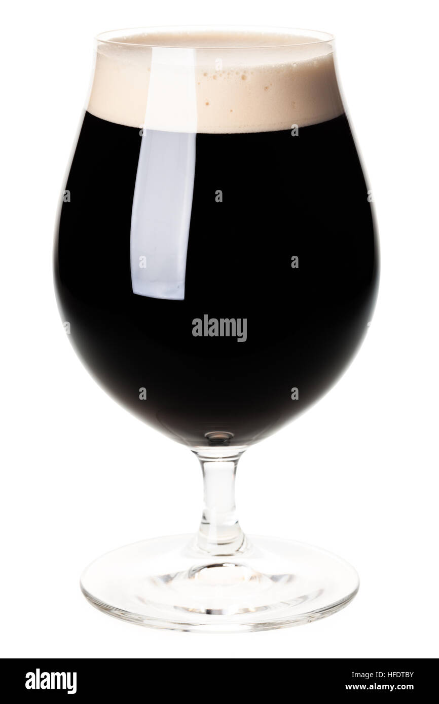 Bière plein verre tulipe de stout ou porter isolé sur fond blanc Banque D'Images