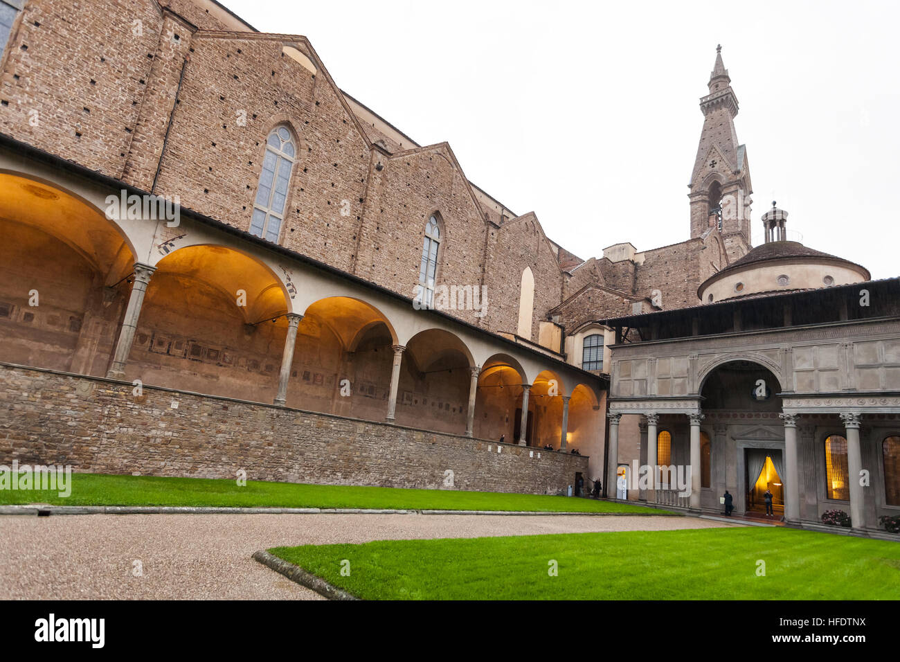 FLORENCE, ITALIE - 6 novembre, 2016 : Arnolfo cloître de la Basilique de Santa Croce (Basilique de la Sainte Croix) en soirée dans la ville de Florence. L'église i Banque D'Images