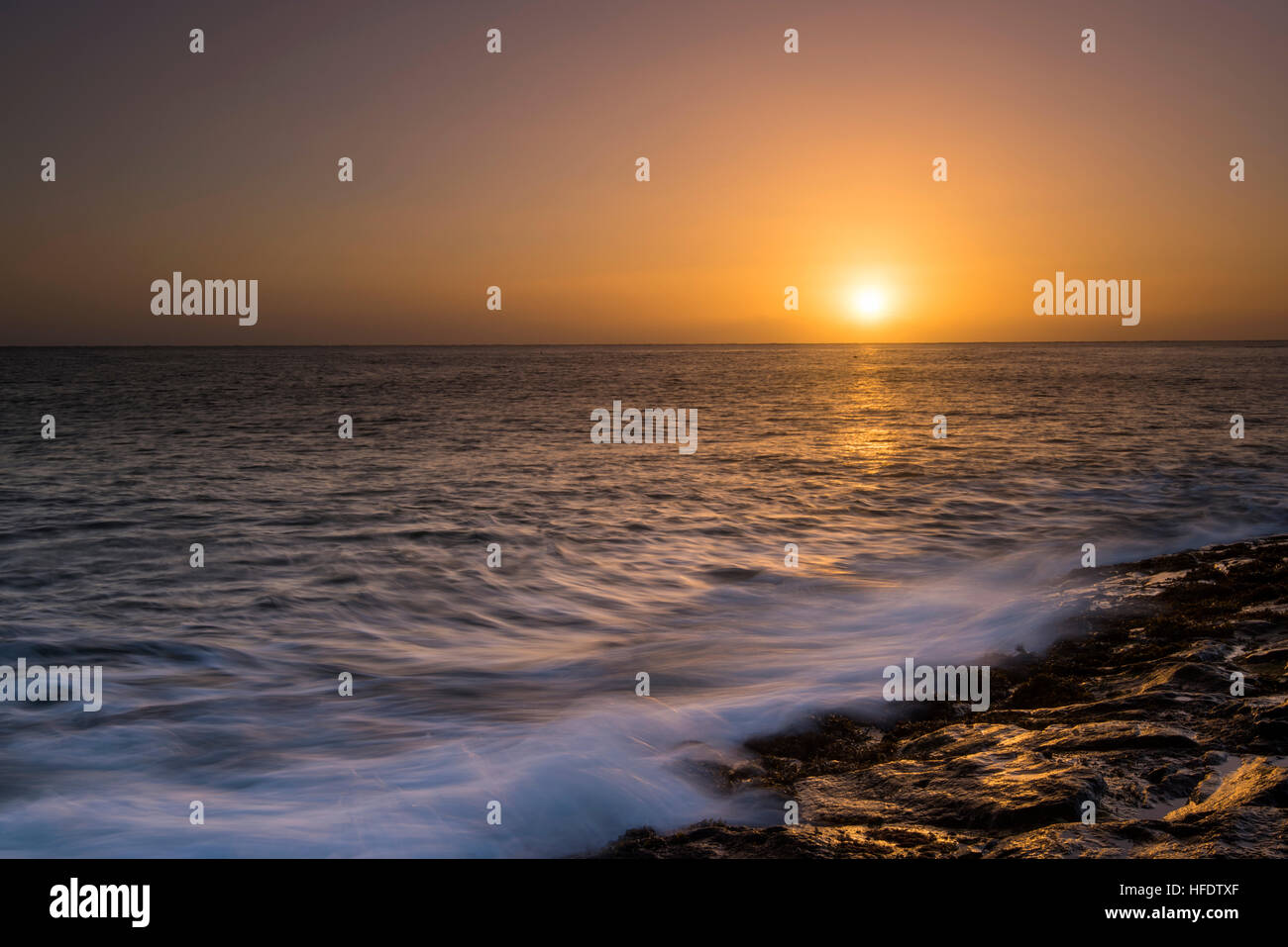 Lever du soleil sur la mer d'Irlande à Donaghadee, comté de Down, Irlande du Nord, Royaume-Uni Banque D'Images