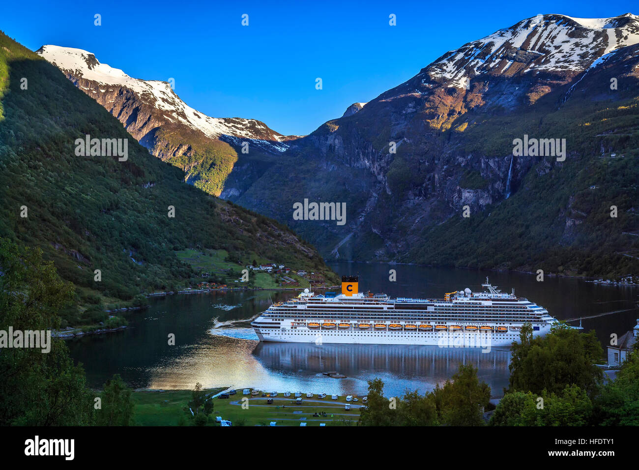 Un navire touristique arrive tôt matin à Geiranger, Norvège. Banque D'Images