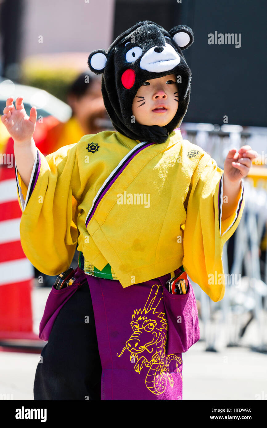 Hinokuni de Yosakoi. Enfant, garçon danseur, 5-6 ans, le port de bear hat, l'icône de la ville de Kumamoto, en dansant en festival. Pas sûr de l'expression. Banque D'Images