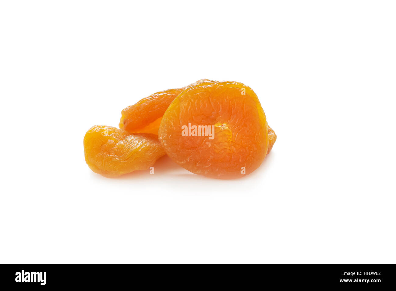Pile d'abricots secs isolé sur fond blanc Banque D'Images