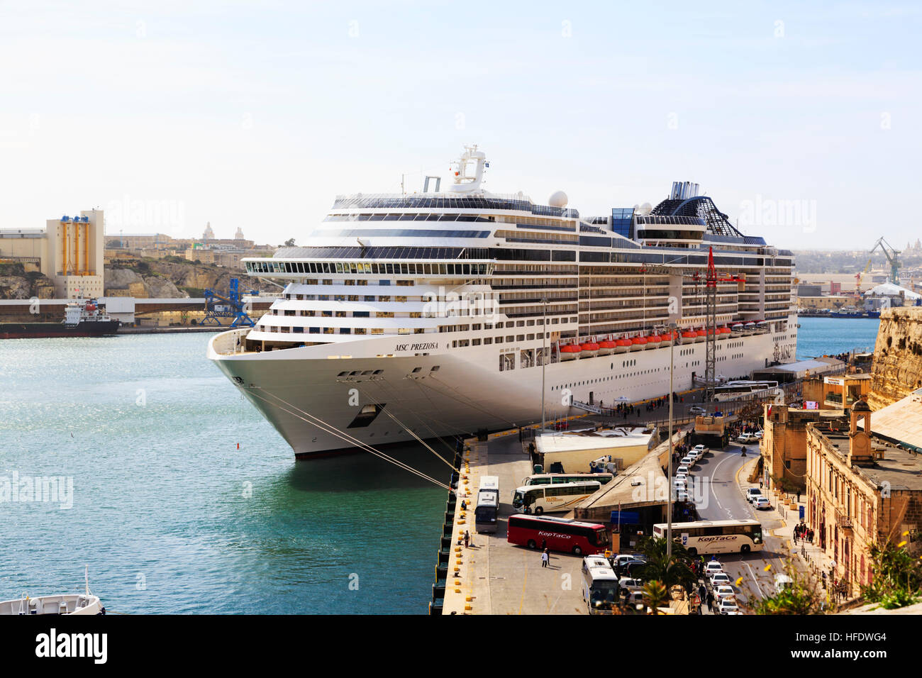 Grand navire de croisière, MSC Preziosa, visiter le Grand Port, La Valette, Malte Banque D'Images