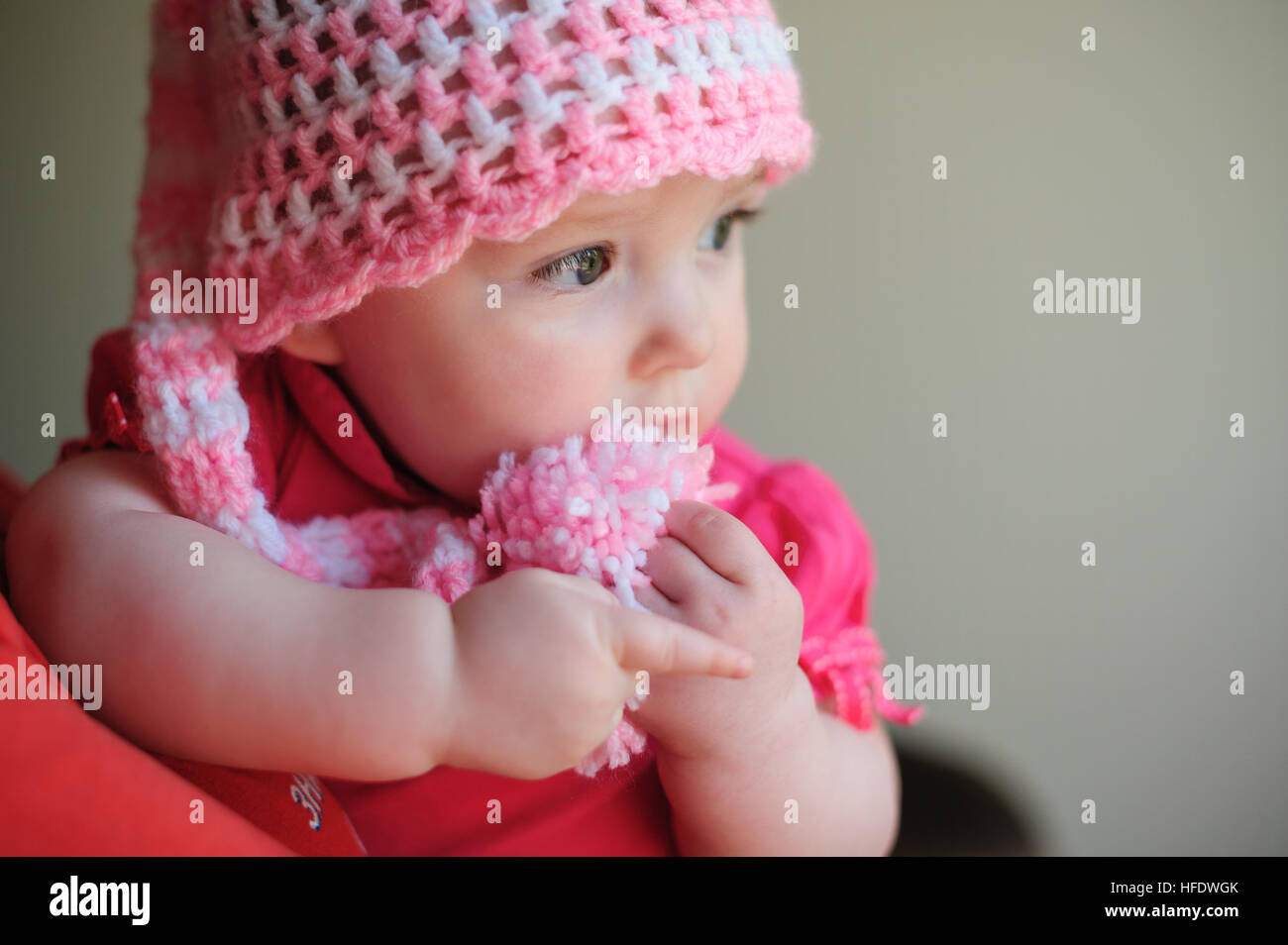 Petite fille en rose Chapeau tricoté Banque D'Images