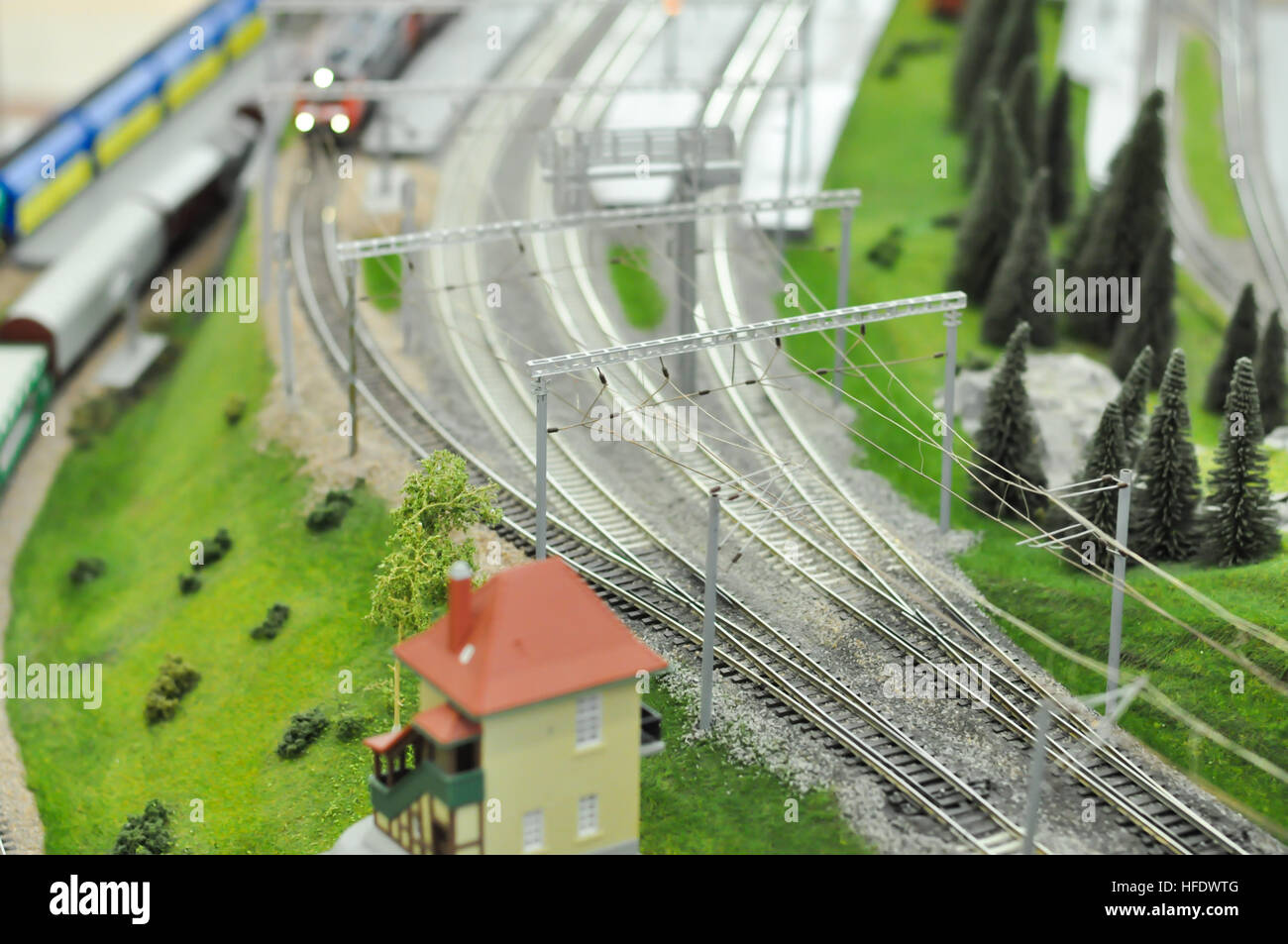 Maquette ferroviaire trains colorés Banque D'Images