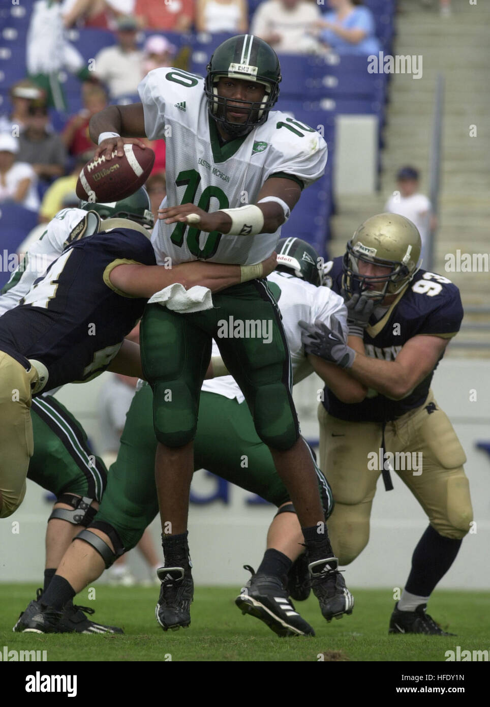 030920-N-6157F-002 Annapolis, Maryland - (sept. 20, 2003) -- l'Eastern Michigan University (UEM) quarterback junior Chinedu Okoro tente de passage, tout en se faisant envelopper par le secondeur junior Marine Lane Jackson. Navy a marqué 28 points demi-seconde pour mettre le match hors de portée, qu'ils ont défait l'Eastern Michigan University, 39-7. U.S. Navy photo de 1ère classe journaliste Mark D. Faram. (Libéré) US Navy 030920-N-6157F-002 l'Eastern Michigan University (UEM) quarterback junior Chinedu Okoro tente de passage, tout en se faisant envelopper par le secondeur junior Marine Lane Jackson Banque D'Images