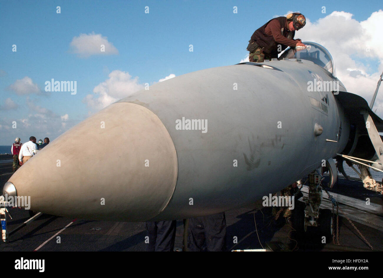 040423-N-9851B-015 Côte Atlantique (avr. 23, 2004) - PFC. Tyler Reese nettoie l'auvent d'un F/A-18C Hornet affectés à la 'Silver Eagles' d'un escadron de combat interarmées Marine un cinq (VMFA 115) sur le pont du USS Harry S. Truman (CVN 75). Truman est actuellement en cours de formation du navire adapté sa disponibilité (TSTA) exercice au large de la côte atlantique. U.S. Navy photo by Photographer's Mate 2e classe John L. Beeman. (Libéré) US Navy 040423-N-9851B-015 PFC. Tyler Reese nettoie l'auvent d'une F-A-18C Hornet Banque D'Images