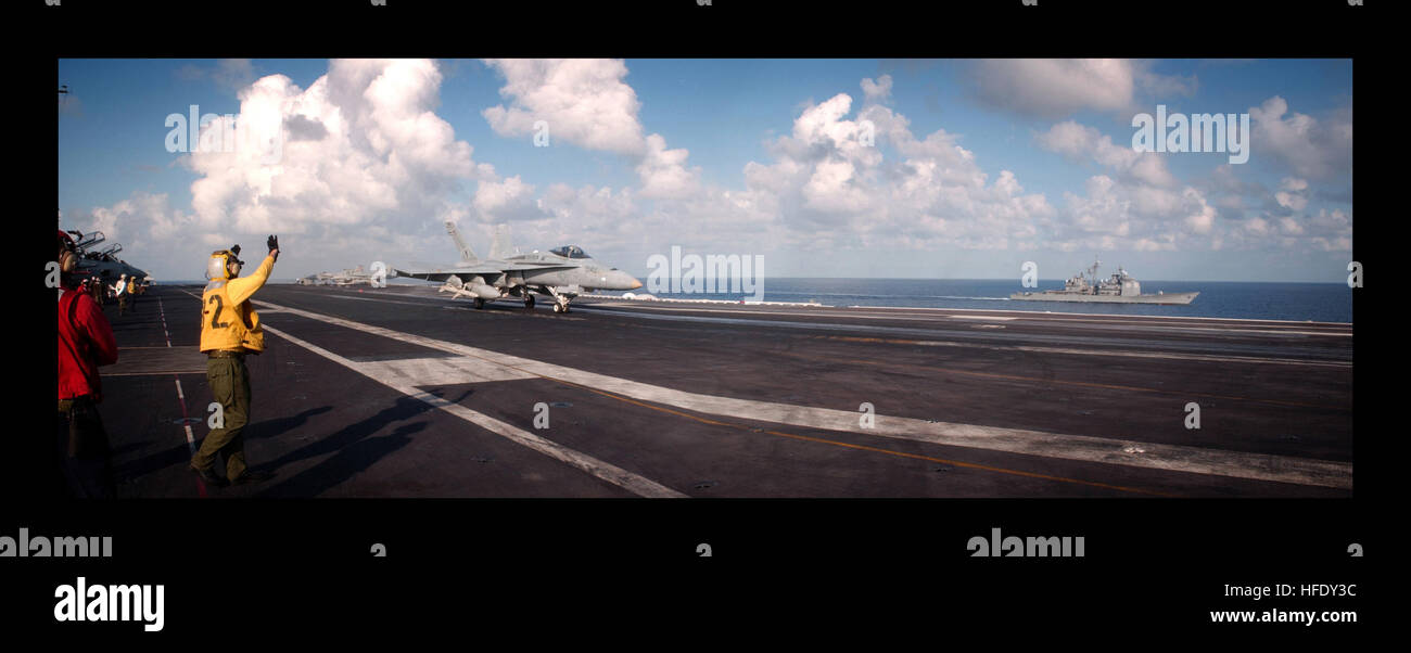 040423-N-9851B-127 Côte Atlantique (avr. 23, 2004) - Un F/A-18C Hornet affectés à l 'cow-boys' de Strike Fighter Squadron Un zéro cinq (VFA-105) fait un arrêté à l'atterrissage sur le pont du USS Harry S. Truman (CVN 75) comme le croiseur lance-missiles USS Monterey (CG 61) tire près d'observer. Cette image est composée de deux photos pour former une vue panoramique. Truman est actuellement en cours de formation du navire adapté sa disponibilité (TSTA) exercice au large de la côte atlantique. U.S. Navy photo by Photographer's Mate 2e classe John L. Beeman. (Libéré) US Navy 040423-N-9851B-127 Une F-A-18C Hornet Banque D'Images