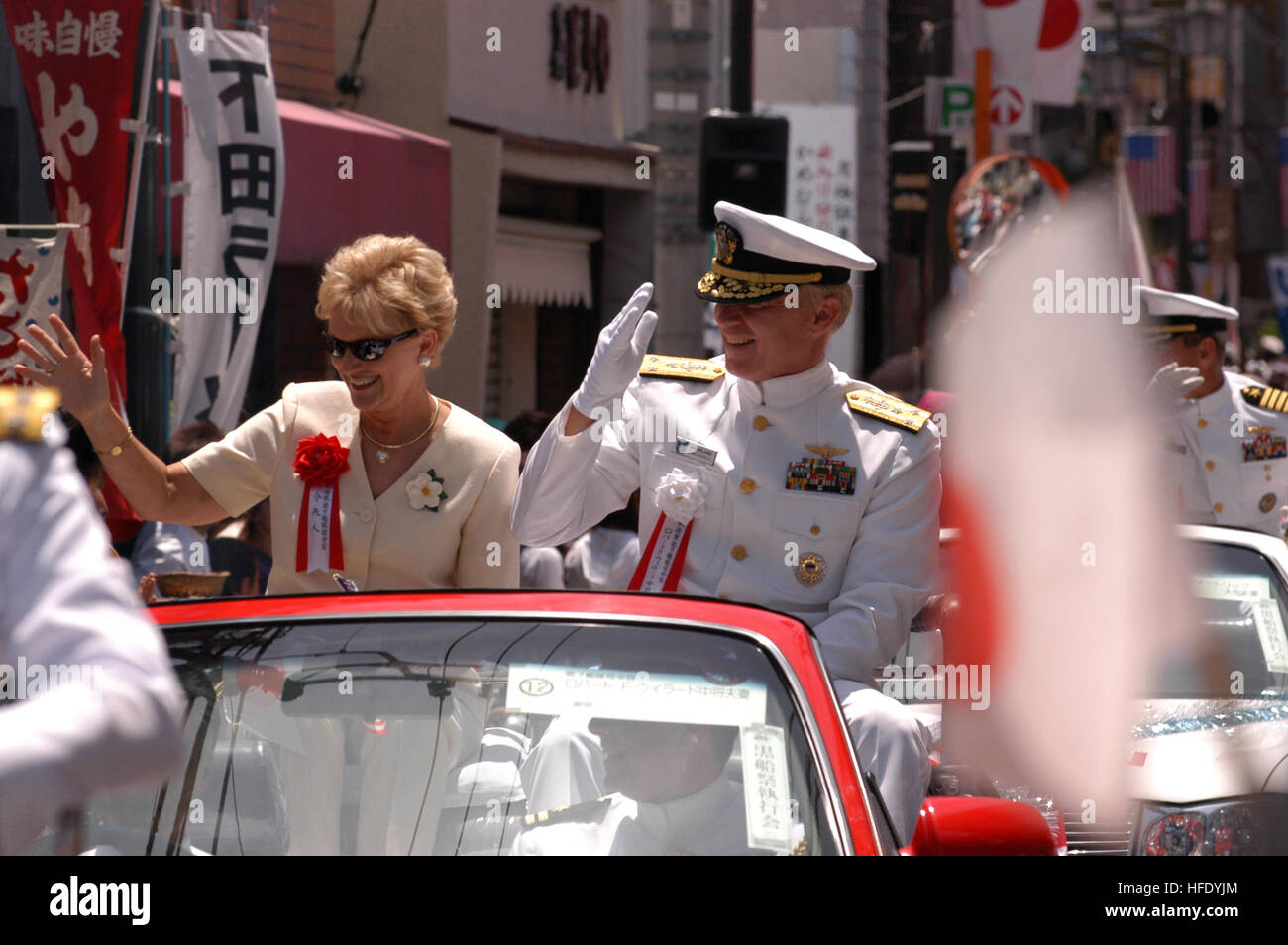 040515-N-1194D-007 Shimoda, le Japon (15 mai 2004) - Vice-amiral. Robert F. Willard, commandant de la Septième Flotte, salue tout en participant au parti au cours de la 65e Shimoda Bateau Noir défilé du festival. Le festival promeut le thème des relations pacifiques entre les japonais et américains, et commémore le débarquement de 1854 Le commodore Matthew Perry et la signature de l'traité Japonais-américain du commerce et de l'amitié à Shimoda. Cette année, le festival célèbre le 150e anniversaire de cet atterrissage. Photo de la Marine américaine par le journaliste 2e classe Patrick Dille (libéré) US Navy 040515-N-11 Banque D'Images