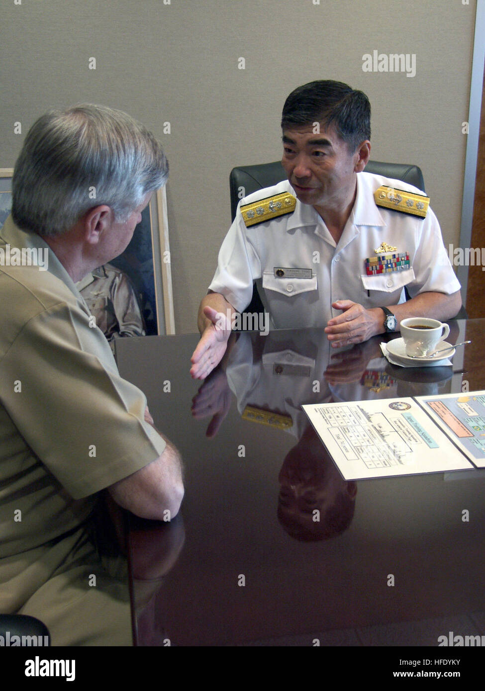 040517-N-3925A-001 San Diego, Californie (17 mai 2004) - Arrière Adm. Yukinori Togo, commandant de la Force japonaise d'autodéfense maritime (JMSDF) Escadron de formation, droit, rencontre des Vice-amiral. Mike McCabe, commandant de la Troisième flotte, et le remercie d'appuyer son transit à partir de Pearl Harbor à San Diego. Le soutien inclus en cours de reconstitution (UNREPS) et la transmission (exercices PASSEX) entre les trois navires japonais à l'arrière Adm. L'escadron de formation TogoÕs. U.S. Navy photo by Photographer's Mate 2e catégorie de subvention P. Ammon (libéré) US Navy 040517-N-3925A-001 SMA de l'oreille. Yukinori Togo, commandant maritime japonais Banque D'Images