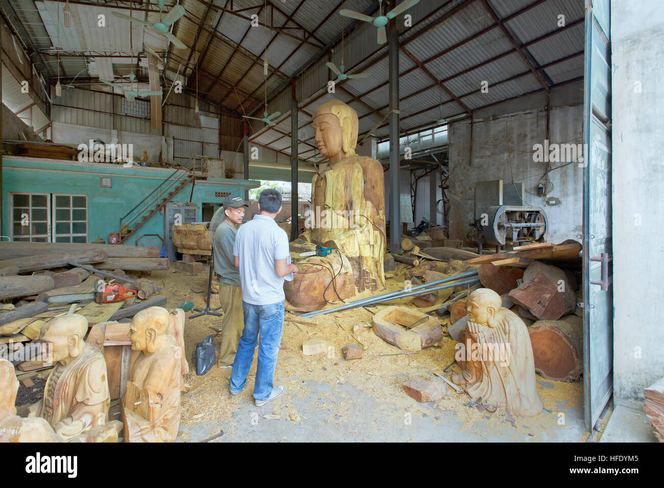 Sculpture de Bouddha géant, artiste expliquant le processus au visiteur. Banque D'Images