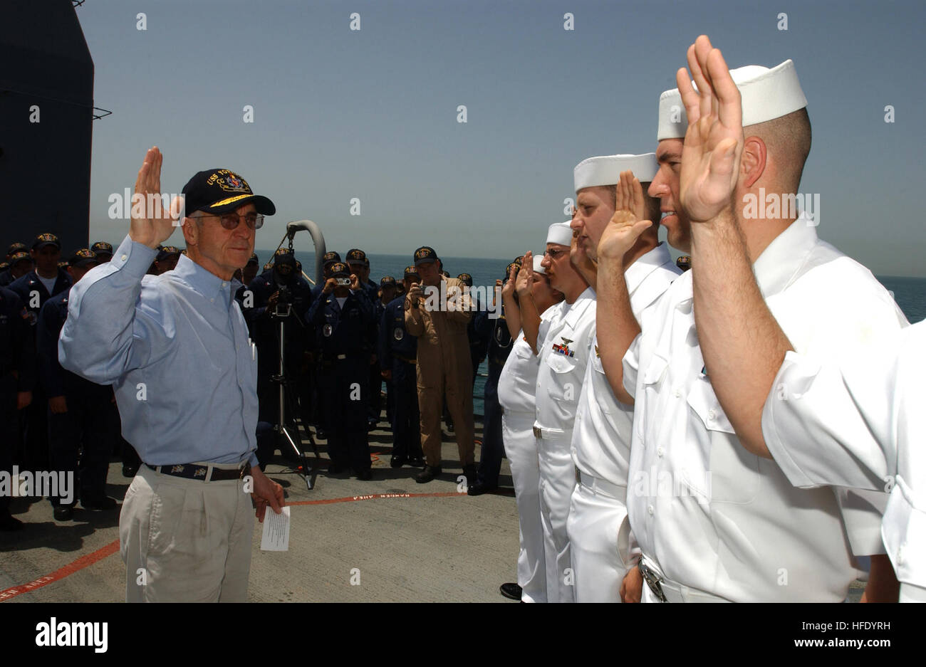 040520-N-7586B-398 Le nord du golfe Arabique (20 mai 2004) - Secrétaire de la Marine, Gordon R. England prend l'occasion de faire prêter le serment d'enrôlement pour plusieurs marins affectés au croiseur lance-missiles USS Yorktown (CG 48) lors d'une visite à parler avec les membres de l'équipage. Secrétaire de l'Angleterre a exprimé son soutien au cours d'une tournée des lieux de déploiement, parlant avec les troupes stationnées dans tout le commandement central des États-Unis. U.S. Navy photo by Photographer's Mate 1re classe Bart A. Bauer (libéré) US Navy 040520-N-7586B-398 Secrétaire de la Marine, Gord Banque D'Images