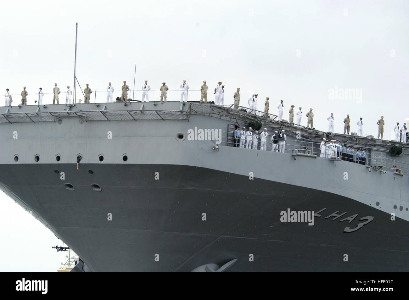 040527-N-1995C-037 San Diego, Californie (27 mai 2004) - marins et Marines 'man les rails' comme le navire d'assaut amphibie USS Belleau Wood (LHA 3) se prépare à partir pour leur déploiement. Plus de 5 000 marins et soldats embarqués avec le bois Belleau trois groupe expéditionnaire (ESG-3), déployée dans le Pacifique Occidental et Central Command Zone de responsabilité (AOR) à l'appui de la guerre globale au terrorisme. Belleau Wood, quai de transport amphibie USS Denver LPD (9) et de navire de débarquement amphibie USS Comstock dock (LSD 45) a quitté San Diego aujourd'hui à l'appui de la guerre mondiale contre le ter Banque D'Images