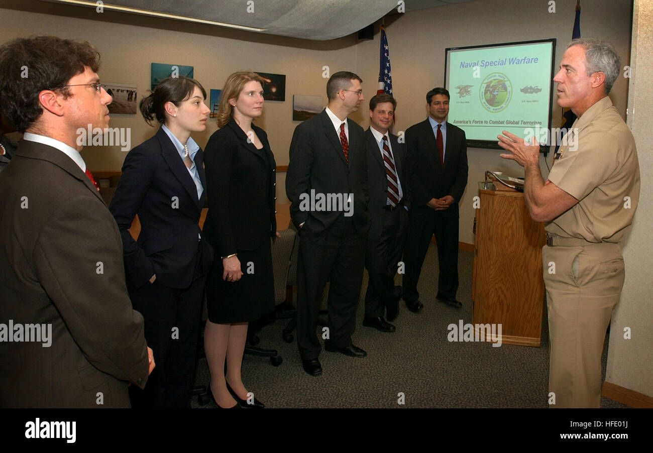 050222-N-3953G-007 Coronado, Californie (fév. 22, 2005) - Commandant, Centre des opérations spéciales de la Marine, le Capitaine Christopher Lindsay, droite, décrit à la Maison Blanche ce que groupe Fellows les capacités d'un Navy SEAL (mer, air, et terre) et de ses responsabilités à l'égard de leur formation. Fondée en 1964, la Maison Blanche est programme programme les plus prestigieuses d'Amérique pour le leadership et le service public. Bourses de la Maison Blanche est exceptionnel, de jeunes hommes et femmes de première main l'expérience de travail au plus haut niveau du gouvernement fédéral, qui consacrent en général un an à travailler comme- Banque D'Images