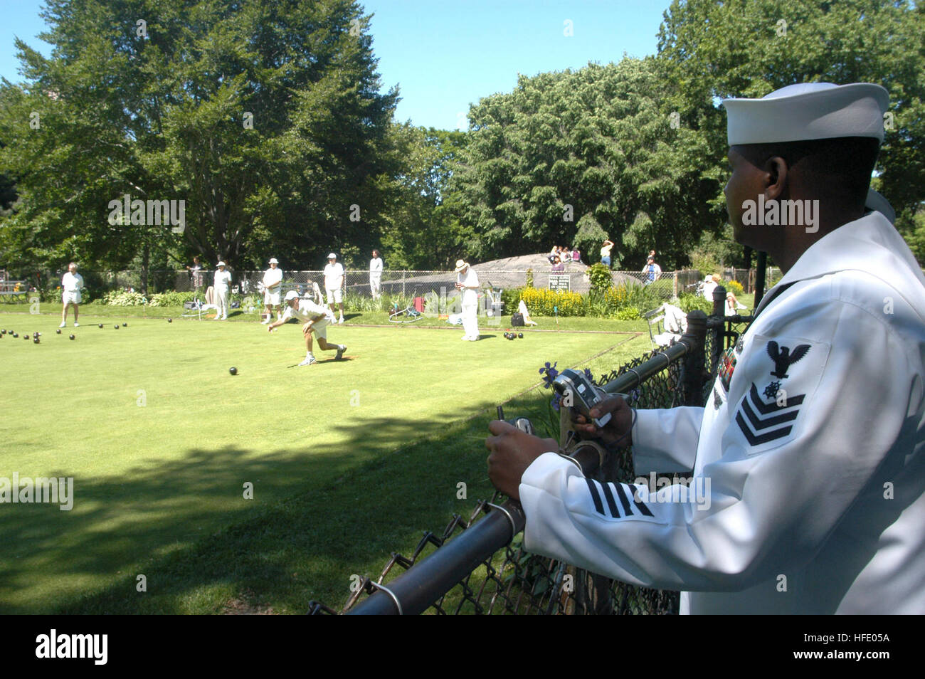 040529-8933S-003.jpg Central Park, New York, N.Y. (29 mai 2004) - 1ère classe Quartier-maître Joseph Simmons, affecté à la patrouille côtière USS Shamal (PC 13), montres un jeu de bowling sur gazon à New York City's Central Park. Plus de 4 000 marins, marines et gardes côte sur 12 navires ont participé cette année à la Fleet Week du 26 mai au 2 juin. U.S. Navy photo by Photographer's Mate 2e classe R.J. Stratchko (libéré) US Navy 040529-N-8933S-003 1re classe Quartier-maître Joseph Simmons, affecté à la patrouille côtière USS Shamal (PC 13), montres un jeu de bowling sur gazon à New York City  % Banque D'Images