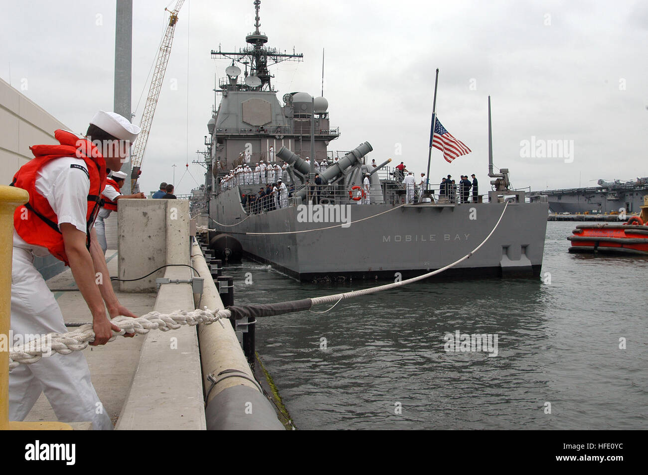 040617-N-7615S-036 San Diego, Californie (Juin 17, 2004) Ð le croiseur lance-missiles USS Mobile Bay (CG 53) se prépare à partir pour un déploiement de six mois. La baie de mobile fait partie du groupe expéditionnaire bois Belleau (ESG). Bois Bella ESG est composé de trois navires amphibies Belleau Wood, quai de transport amphibie USS Denver LPD (9) et de navire de débarquement amphibie USS Comstock dock (LSD 45), ainsi que les destroyers lance-missiles USS Hopper (DDG 70) et l'USS Preble (DDG 88) et fast-sous-marin d'attaque USS Charlotte (SSN 772). Bois surface ESG Bella se combine avec des éléments de la force spéciale de la Banque D'Images