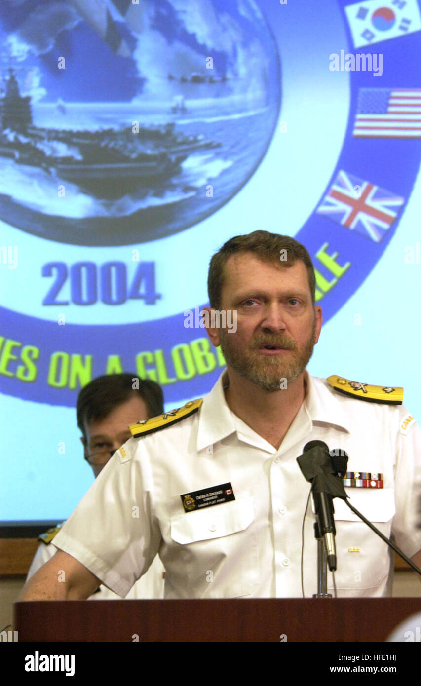 040629-N-6811G-035 Naval Station Pearl Harbor, Maine (29 juin 2004) - Commandant de la Flotte canadienne du Pacifique, le Commodore Roger Girouard, répond aux questions des médias lors d'une téléconférence vidéo discutant de Rim of the Pacific (RIMPAC) et à l'été 2004 d'exercices. RIMPAC est le plus grand exercice maritime international dans les eaux autour des îles hawaïennes. L'exercice de cette année comprend sept pays participants ; l'Australie, Canada, Chili, Japon, Corée du Sud, le Royaume-Uni et les États-Unis. RIMPAC vise à améliorer la performance tactique des unités participantes dans un large éventail Banque D'Images