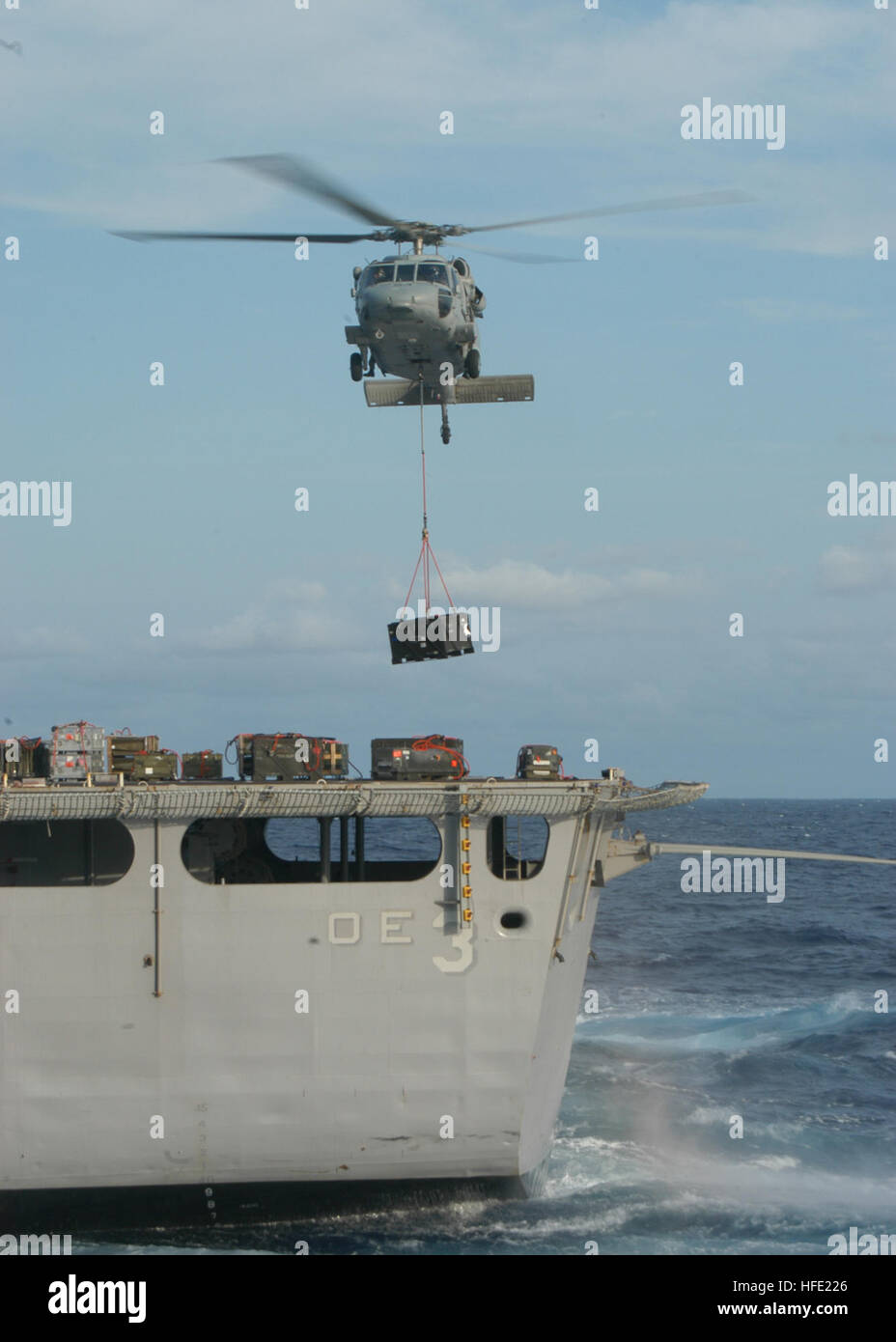 Un hélicoptère SH-60B Seahawk du Helicopter anti-Submarine Squadron 15 effectue le réapprovisionnement en mer du navire de soutien de combat rapide USS Seattle (AOE-3) au porte-avions USS John F. Kennedy (CV 67) pendant Summer Pulse 2004, un exercice de déploiement mondial impliquant sept groupes de porte-avions pour démontrer la capacité de combat naval et la coordination sur plusieurs théâtres. Banque D'Images