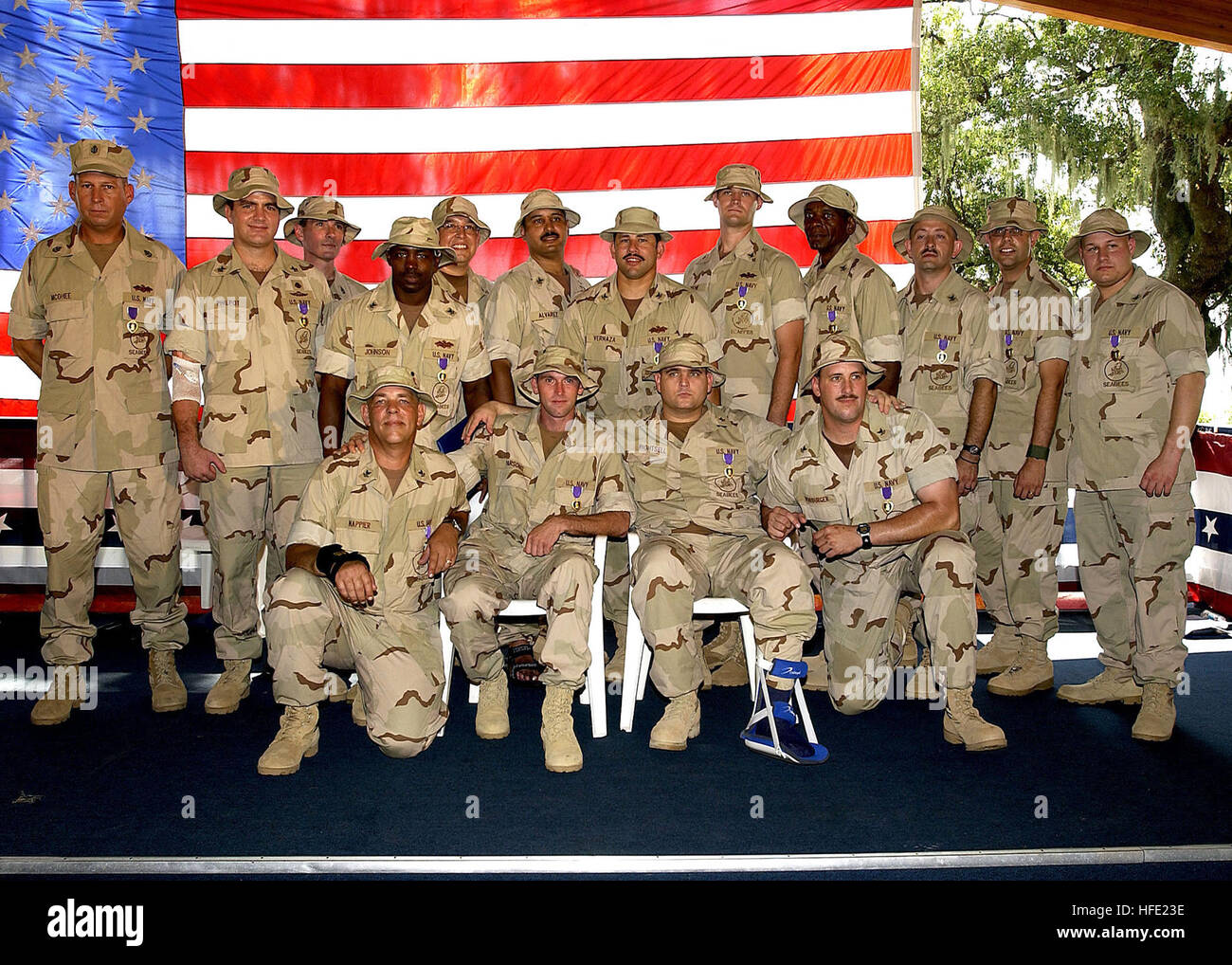 040711-N-1126D-001 Naval Air Station Jacksonville, Floride (11 juillet 2004) 16 ans de construction navale Seabees Mobile Bataillon quatorze ont été présentés avec Purple Heart Médailles pour blessures reçues le 30 avril 2004, lors d'un déploiement dans le cadre de l'opération Iraqi Freedom. Les médailles ont été présentées par le Vice-Adm. John G. Coton, commandant de la Réserve navale, et arrière Adm. Raymond K. Alexander, commandant adjoint, Première Division Construction Navale. U.S. Navy photo by Photographer's Mate 3 Classe Clarck Désir (libéré) US Navy 040711-N-1126D-001 16 ans de mobiles de construction navale Seabees Bat Banque D'Images