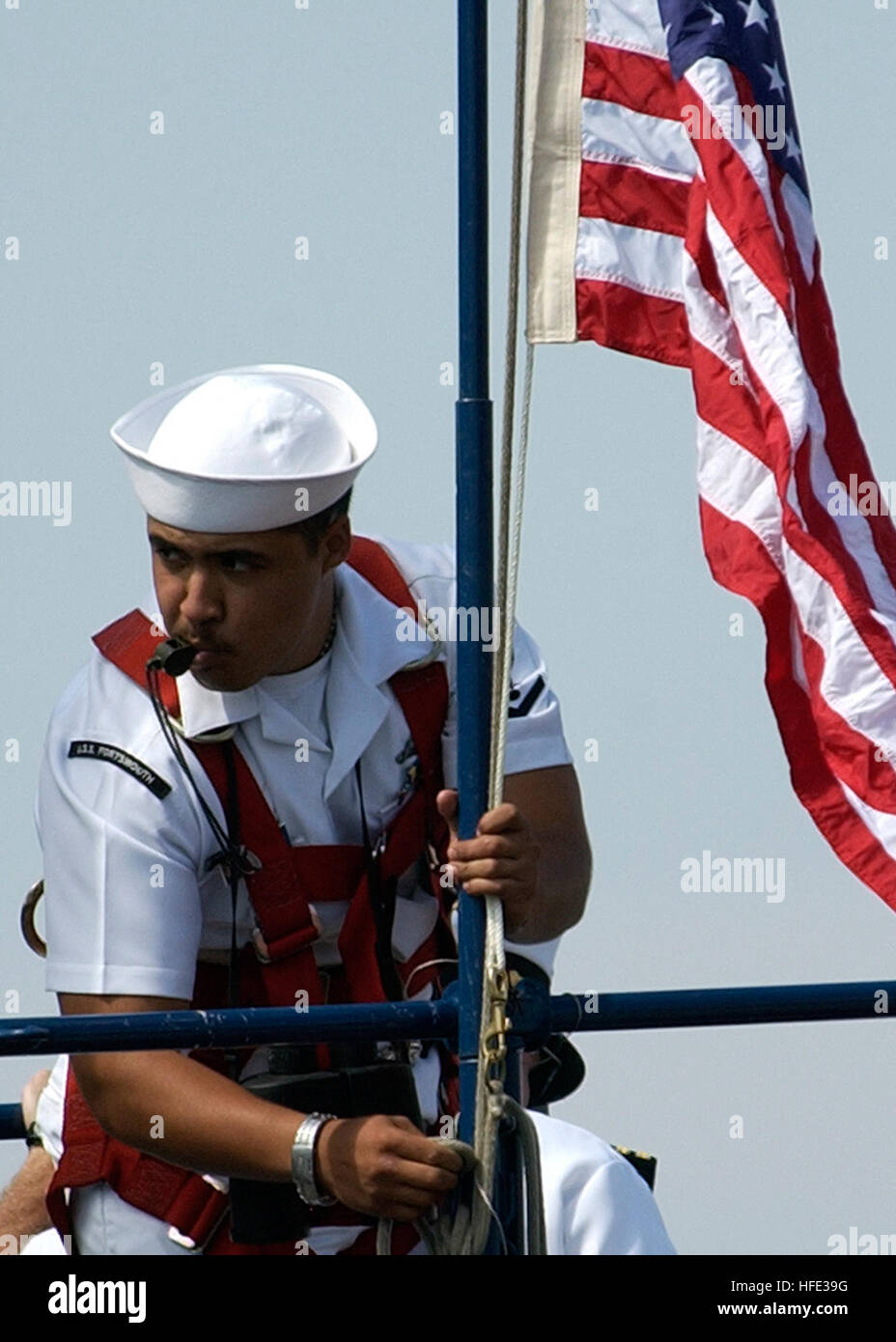 040812-N-6811G-124 San Diego, Californie (16 août 2000 12, 2004) - 3e classe Mate du machiniste Adan Rodriguez soulève l'étendard national comme l'attaque rapide de classe Los Angeles sous-marin USS Portsmouth (SSN 707) s'apprête à commencer. Portsmouth transite à Norfolk, en Virginie, où il est programmé pour être mis hors service en octobre de 2005. U.S. Navy photo by Photographer's Mate 1re classe David A. Levy (RELEAZSED) US Navy 040812-N-6811G-124 4400 Machiniste Adan 3e classe Rodriguez soulève l'étendard national comme l'attaque rapide de classe Los Angeles sous-marin USS Portsmouth (SSN 707) se prépare à obtenir en cours Banque D'Images