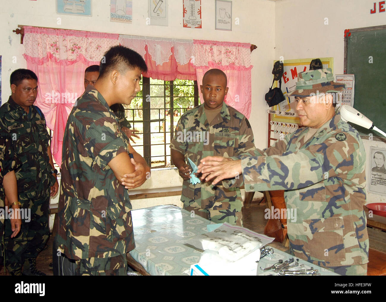 050218-N-6775N-029 Nakar, Philippines (fév. 18, 2005) - Le Major Gerson Valles, droite, explique comment configurer la stérilisation stations dans la clinique dentaire de l'école élémentaire Nakar pendant l'exercice Balikatan 2005 dans Nakar, Philippines. Le 21e exercice annuel est un accord bilatéral, multiservices même conçus pour améliorer la planification et l'interopérabilité afin de renforcer les capacités militaires contre des attaques armées, y compris celles contre la menace terroriste, ainsi que l'augmentation de capacité de réagir aux catastrophes naturelles. Une première priorité sera la coopération commune dans la formation d'effectuer et humanitaires assistant civique Banque D'Images