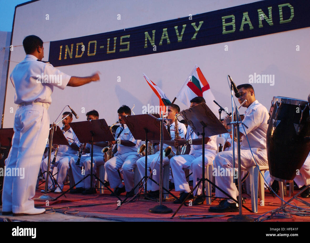 040909-N-1212B-002, l'Inde Viskhapatnam (sept. 7, 2004) Musicien Ð 3e classe Jesse Carmona, troisième à partir de la droite, affecté à la flotte du Pacifique groupe de rock, Tsunami, joue avec la marine indienne Band lors d'un concert commun avec les deux bandes à l'air libre à l'Auditorium de l'ona Baug Sena. Tsunami est en Inde pour une tournée de 19 jours d'amitié et de l'échange culturel. U.S. Navy photo de 1ère classe Batarla Journaliste Alyssa (publié) US Navy 040909-N-1212B-002 3e classe musicien Jesse Carmona, troisième à partir de la droite, affecté à la flotte du Pacifique groupe de rock, Tsunami, joue avec la marine indienne Band Banque D'Images
