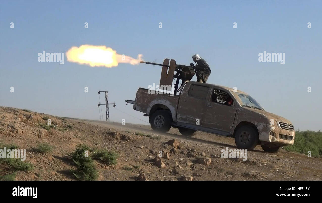 Encore une image réalisée à partir de la propagande ISIS vidéo montrant l'État islamique le tir d'un des militants à l'arme lourde de l'arrière d'une camionnette au cours de batailles en Iraq 15 juin 2016 près de Ramadi, en Irak. Banque D'Images