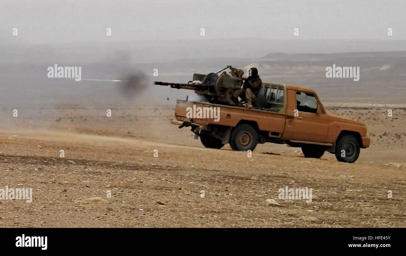 Encore une image réalisée à partir de la propagande ISIS vidéo montrant l'État islamique le tir d'un des militants à l'arme lourde de l'arrière d'une camionnette durant un échange de tirs à l'extérieur de Mossoul le 2 décembre 2016 près de Ninive, de l'Iraq. Banque D'Images