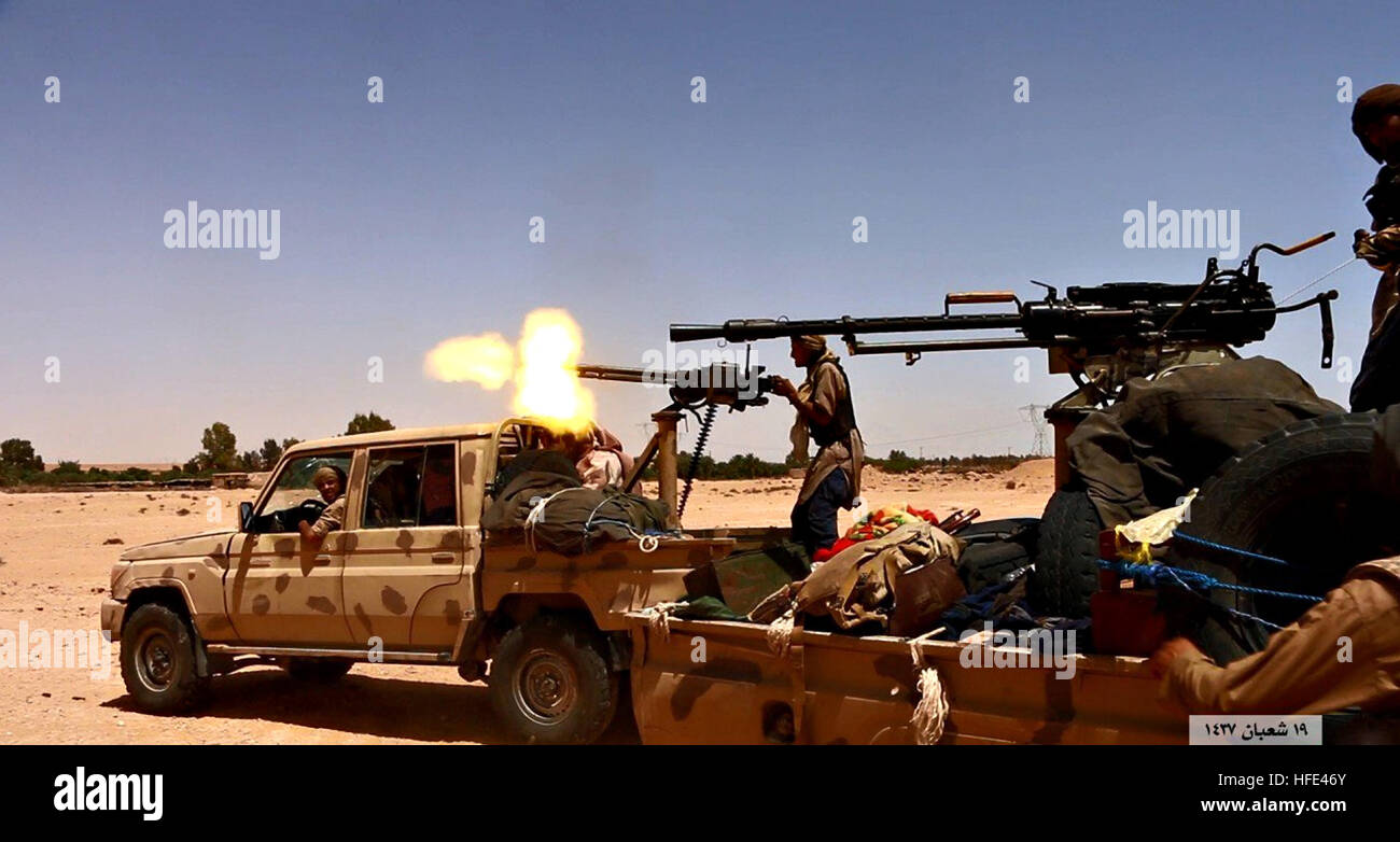 Encore une image réalisée à partir de la propagande ISIS vidéo montrant l'État islamique d'un tir des militants des mitrailleuses lourdes de l'arrière de camionnettes durant un échange de tirs contre les forces libyennes 26 mai 2016 près de Jufra, la Libye. Banque D'Images