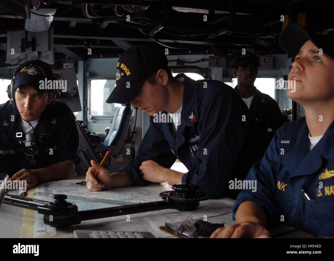 050316-N-7526R-079 Manille, République des Philippines (mars 16, 2005) - Une équipe de regarder la personne sur le pont de l'USS Blue Ridge (CAC 19) vérifier le tracé de graphiques et de fixer le cap pour l'leur départ de la baie de Manille, Philippines. Blue Ridge est sur une base planifiée le déploiement dans l'ouest du Pacifique. U.S. Navy photo by Marc Apprenti matelot Journaliste Rockwell-Pate (libéré) US Navy 050316-N-7526R-079 Une équipe de regarder la personne sur le pont de l'USS Blue Ridge (CAC 19) vérifier le tracé de graphiques et de fixer le cap pour l'leur départ de la baie de Manille, Philippines Banque D'Images