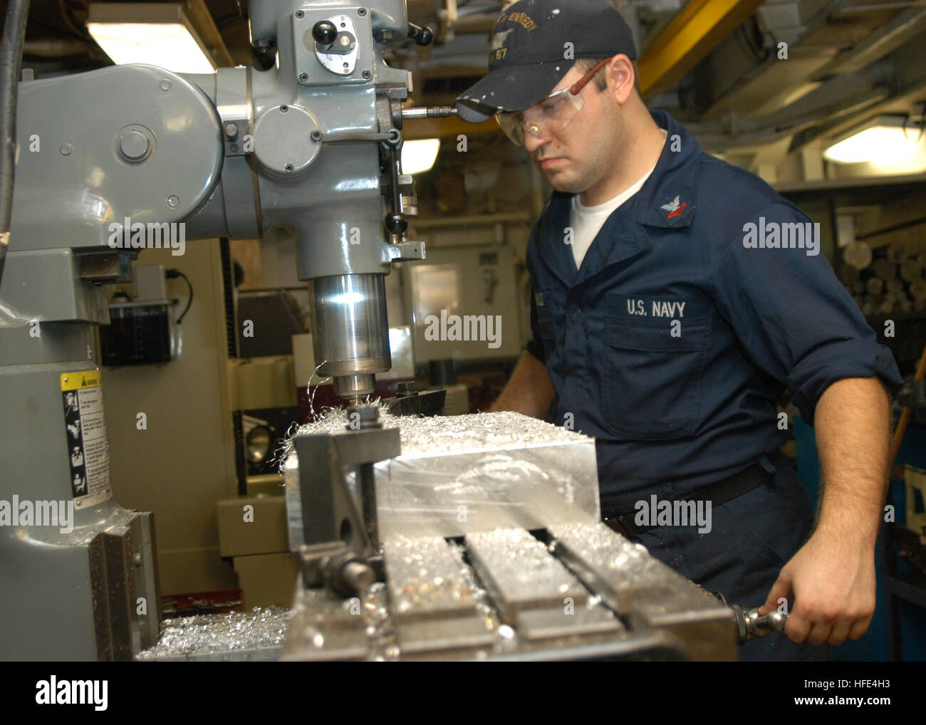 040830-N-7568S-003 le golfe Arabique (Aug. 30, 2004) - réparateur de machines 2e classe Wesley Reynolds de Huntsville, Ala., mills une plaque métallique composite souple pour un F-14 Tomcat affecté à l 'Jolly Rogers' d'un escadron de chasse zéro trois (FV-103) à bord du porte-avions USS John F. Kennedy (CV 67). Kennedy et Carrier Air Wing CVW-17 (17) sont déployés dans le cadre de l'opération Iraqi Freedom. Unités dans le groupe grève Kennedy travaillent en étroite collaboration avec Corps-Iraq multinationale et les forces iraquiennes à apporter la stabilité dans le gouvernement souverain de l'Iraq. U.S. Navy photo by PhotographerÕs Mat Banque D'Images