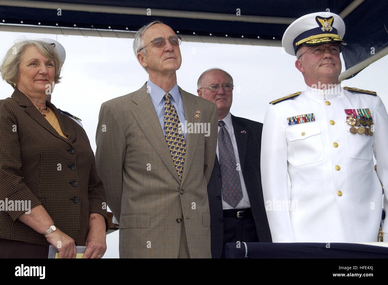 041015-N-7293M-136 Santa Rita, Guam (oct. 15, 2004) - Mme Dorothy en Angleterre, à gauche, et le secrétaire à la Marine (SECNAV), l'honorable Gordon R. England stand avec, commandant de la Garde côtière canadienne, Quatorzième District arrière Adm. Charles D. Wurster, au cours de la cérémonie de mise en service de la nouvelle garde-côte de l'Ouest (215) de la WLB. Mme Dorothy Angleterre, épouse du SECNAV, est la marraine du navire et le couple est venu à Guam pour la mise en service. Sequoia est le 15ème de la Garde côtière de neuf classe Juniper de baliseurs de mer. Capable d'effectuer les aides à la navigation, de l'application de la Loi, de recherche et de sauvetage, National Banque D'Images