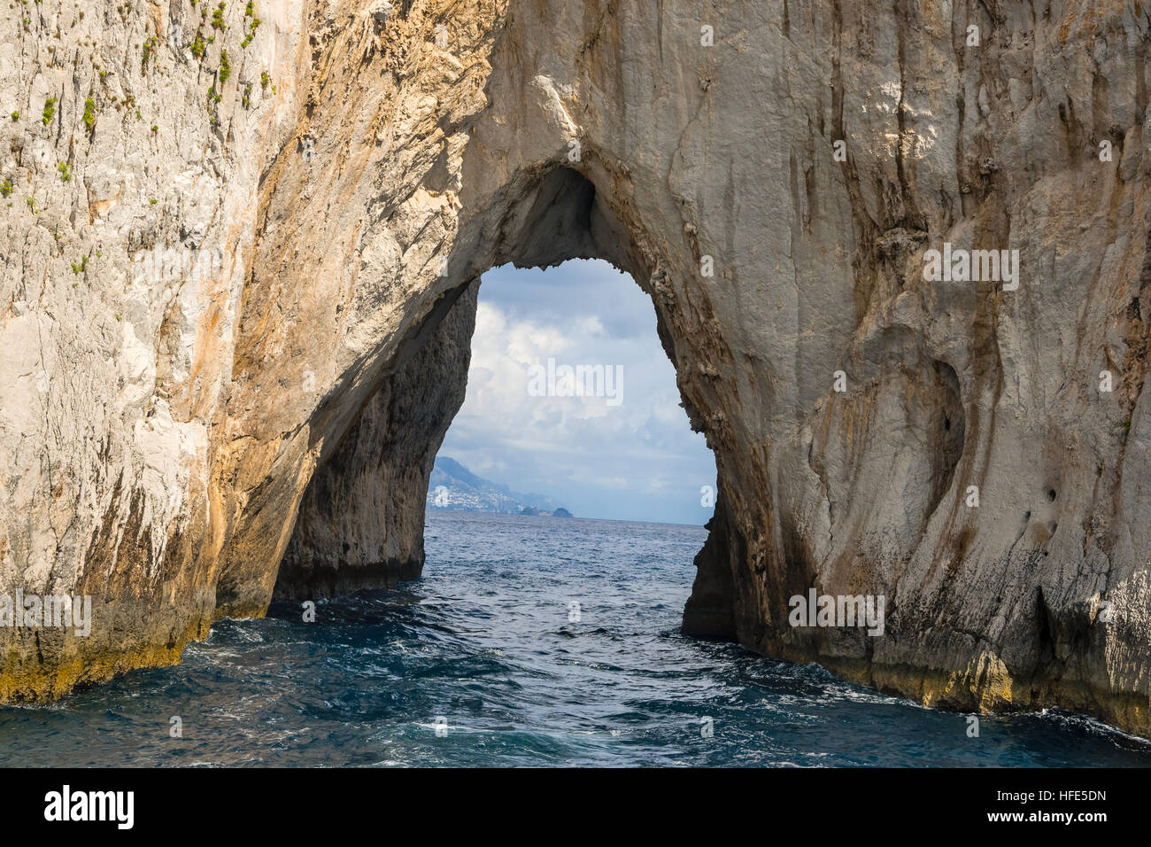 La célèbre arche en pierre dans di Mezzo Borgo Italia 77, Capri, une île, Baie de Naples, Italie, Europe Banque D'Images
