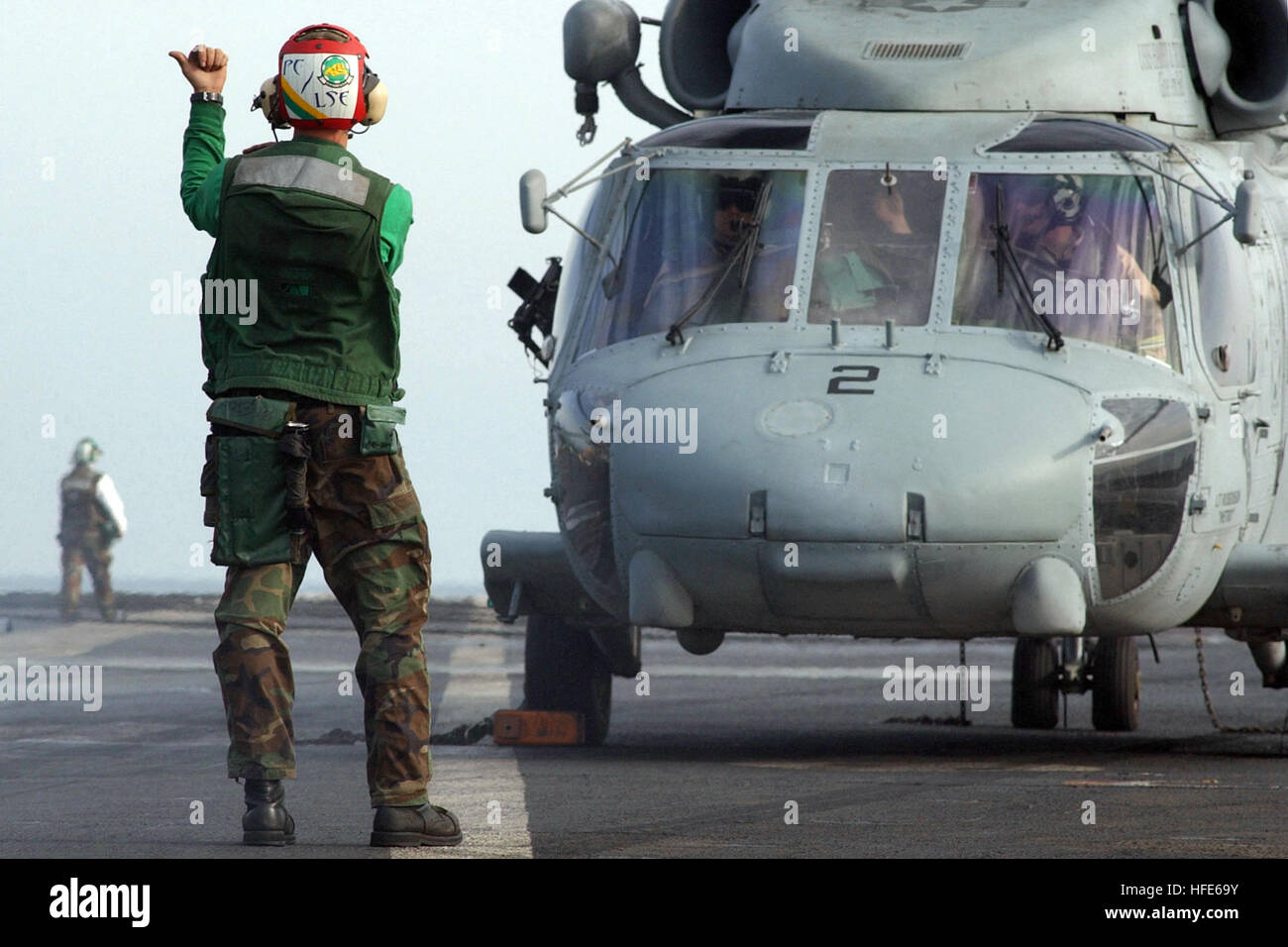 041126-N-4757S-040 Golfe Persique (nov. 26, 2004) - Un signal d'atterrissage s'enrôle (LSE) dirige un hélicoptère Seahawk SH-60F affecté à la 'Dusty' Chiens d'hélicoptères de l'Escadron anti-sous-sept (HS-7), avant les opérations de vol à bord de la classe Nimitz porte-avions USS Harry S. Truman (CVN 75). Truman de dix Groupe aéronaval (CSG-10) et son escadre aérienne de transporteur a entrepris trois (CVW-3) sont en ce moment sur un déploiement prévu à l'appui de la guerre globale contre le terrorisme. U.S. Navy photo by Photographer's Mate 3e classe Craig R. Spiering (libéré) US Navy 041126-N-4757S-040 un signal d'atterrissage s'enrôler Banque D'Images