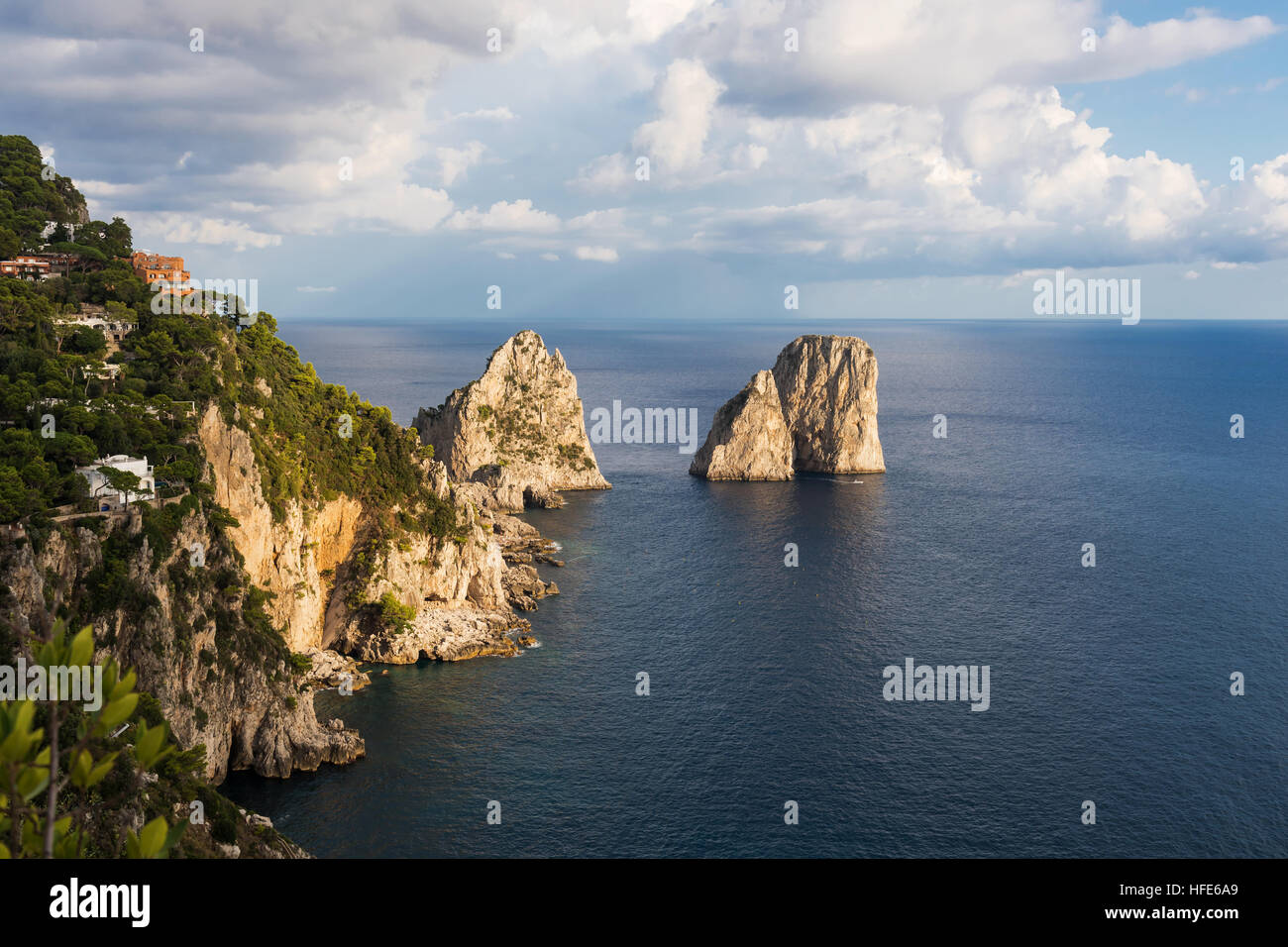 - Trois célèbres rochers Faraglioni, Capri, Italie Banque D'Images