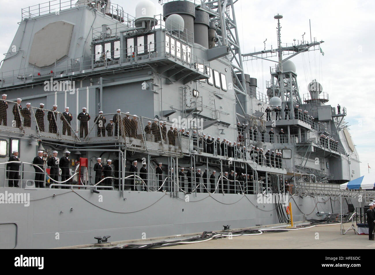 041203-N-4397B-004 Pascagoula, Mississippi (déc. 3, 2004) Ð les membres d'équipage affectés à la croiseur lance-missiles USS Yorktown (CG 48) l'homme des rails pour la dernière fois en préparation de l'ordre à deman le bateau tandis qu'il est désaffecté le conseil Naval Station Pascagoula, Mississippi Yorktown a une fière histoire de 20 ans de service à son pays, et est le cinquième navire à porter le nom de Yorktown. Après sa mise hors service, le navire sera remorqué et transférée à l'Installation de maintenance de navires inactifs à Philadelphie, Pennsylvanie U.S. Navy photo by Stacey Byington (libéré) US Navy 041203-N-4397B-004 Crew mem Banque D'Images