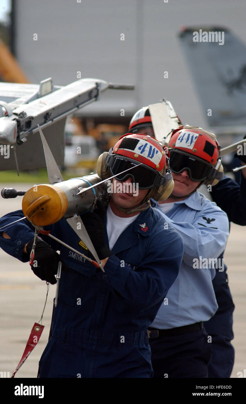 041203-N-6842R-061 Naval Air Station, New Orleans, Louisiane (déc. 3, 2004) Ð de l'avant, l'Aviation 1ère classe Ordnanceman Kyle Smithey, Aviation 3e classe Ordnanceman Anthony Marquez, et l'Aviation 2e classe Ordnanceman Nick Seward déposer un missile Sidewinder AIM-9M à partir d'un F/A-18A Hornet + attribuée à la "Rivière des Rattlers de Strike Fighter Squadron deux zéro quatre (VFA-204). L'AIM-9 Sidewinder est une recherche, de courte portée, air-to-air missile effectué par F/A-18 Hornet et F-14 Tomcat. Les Hornets ont été l'exécution des fonctions comme adversaire avions pour une mission de formation avec F-14D Tomcat affecté à Banque D'Images