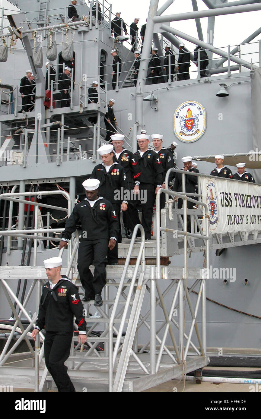 041203-N-4397B-003 Pascagoula, Mississippi (déc. 3, 2004) Ð les membres d'équipage, affecté à l'croiseur lance-missiles USS Yorktown (CG 48), dossier-hors du navire qu'il est désaffecté le conseil Naval Station Pascagoula, Mississippi Yorktown a une fière histoire de 20 ans de service à son pays, et est le cinquième navire à porter le nom de Yorktown. Après sa mise hors service, le navire sera remorqué et transférée à l'Installation de maintenance de navires inactifs à Philadelphie, Pennsylvanie U.S. Navy photo by Stacey Byington (libéré) US Navy 041203-N-4397B-003 Les membres d'équipage, affecté à l'croiseur lance-missiles USS Yorktown ( Banque D'Images
